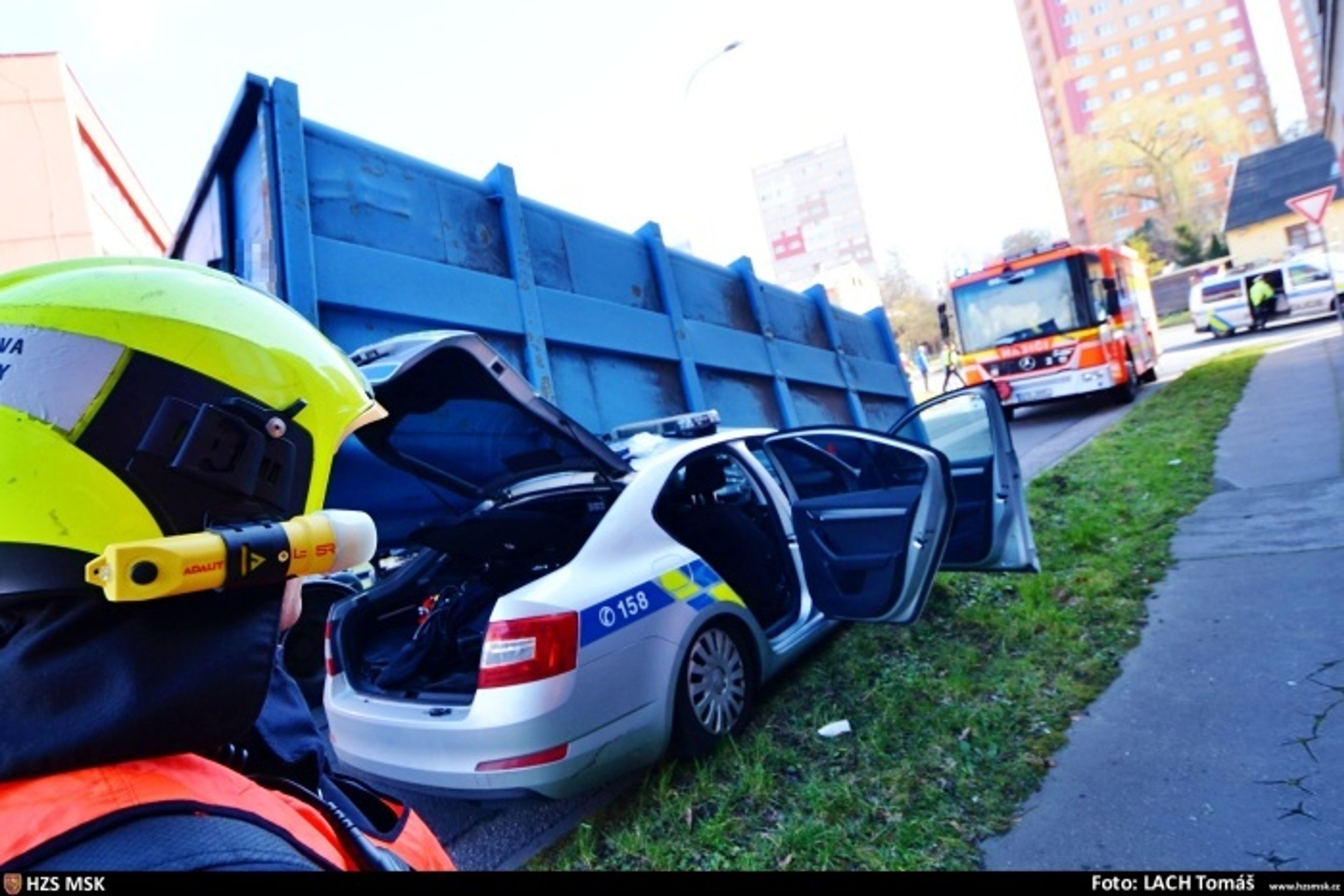 Kontejner v Ostravě spadl na policejní auto - 12 - GALERIE: Kontejner v Ostravě spadl na policejní auto (12/24)