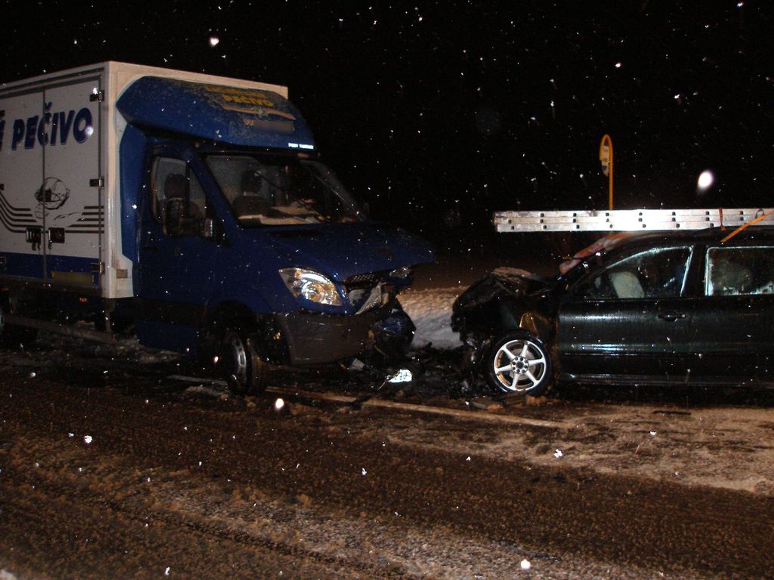 Nehoda auta a dodávky v Nepolisech na Královéhradecku - GALERIE: Sněhová kalamita (5/5)