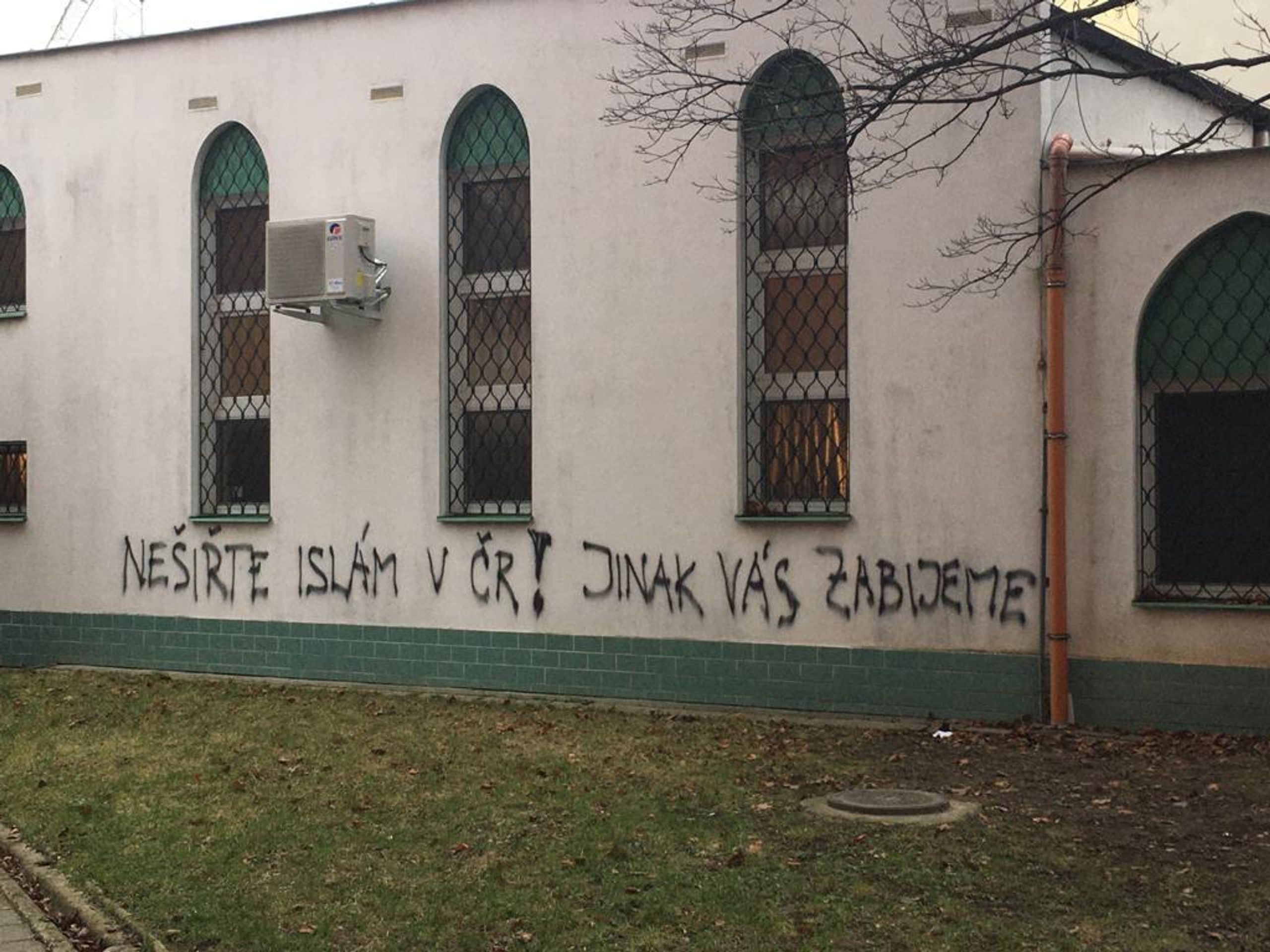 Vandalové poškodili mešitu v Brně výhrůžnými nápisy - 4 - GALERIE: Poničená mešita v Brně (5/8)