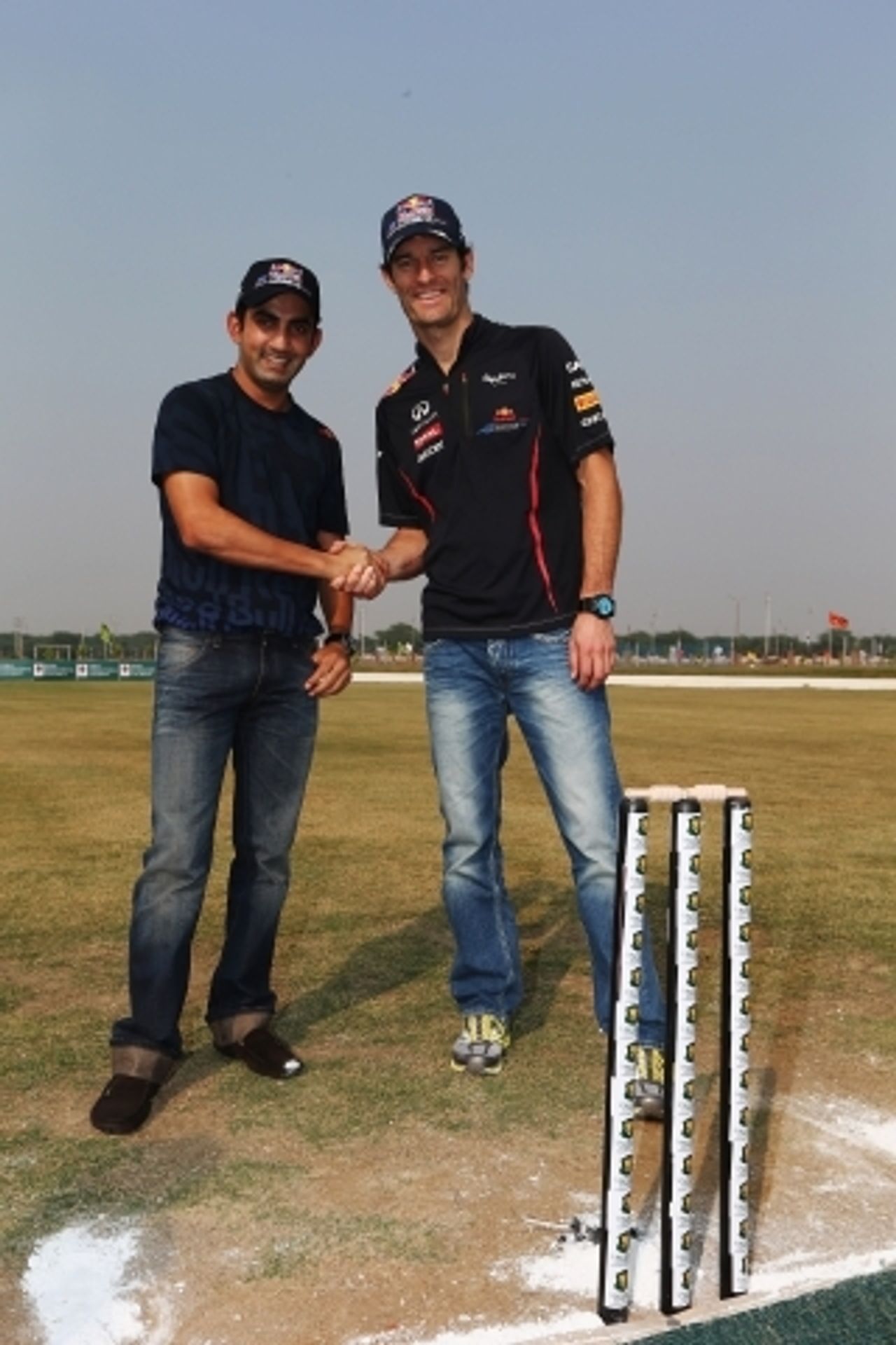 Mark Webber hraje kriket - 4 - GALERIE: Pilot F1 Webber hraje kriket (5/10)