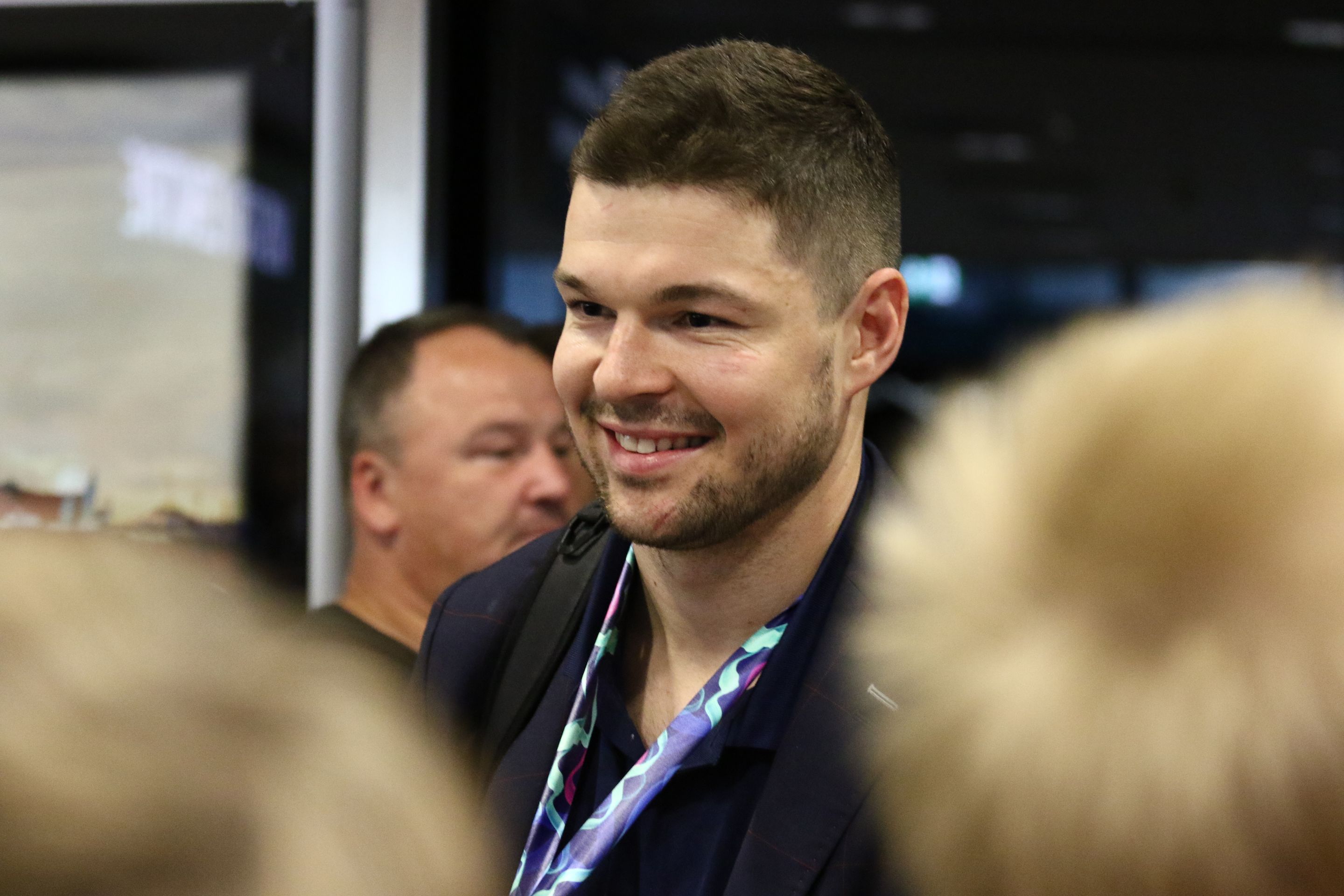 Tomáš Hertl na letišti v Praze  - Přílet českých hokejistů po zisku bronzových medailí (1/5)