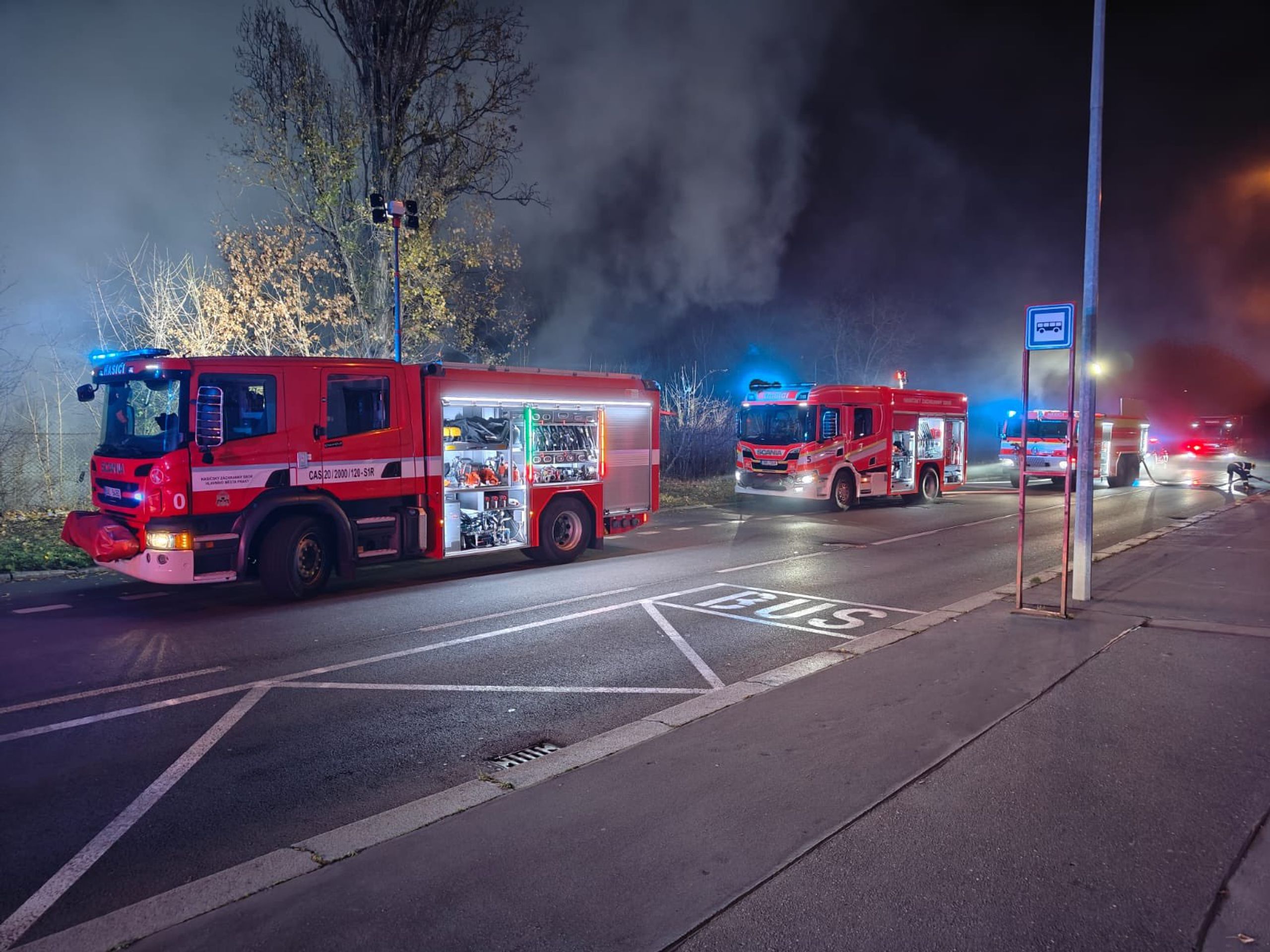 Požár v areálu Nákladového nádraží Žižkov - Požár v areálu Nákladového nádraží Žižkov (1/6)