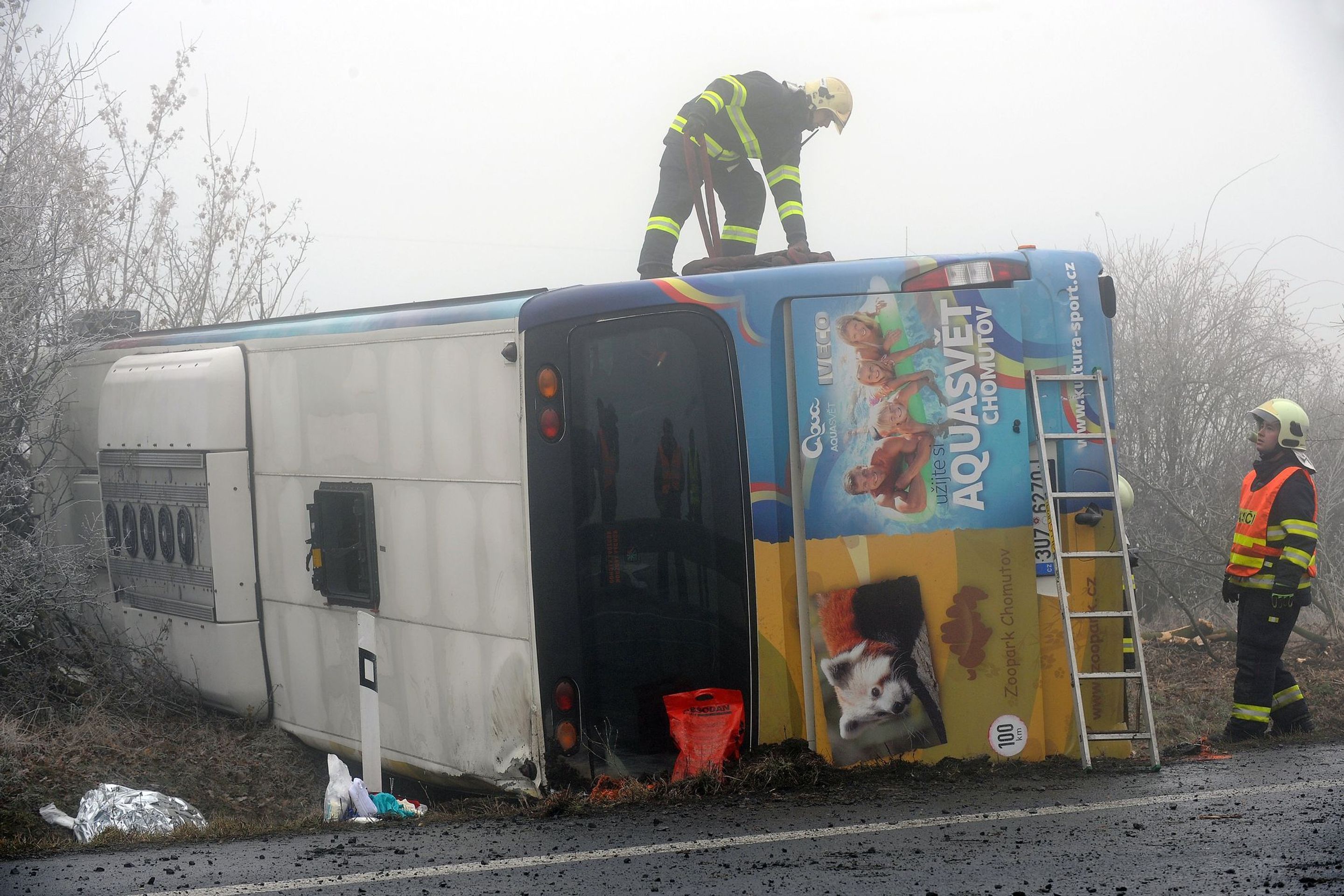 Nehoda autobusu s dětmi u Panenského Týnce - 3 - GALERIE: Nehoda autobusu s dětmi u Panenského Týnce (1/25)