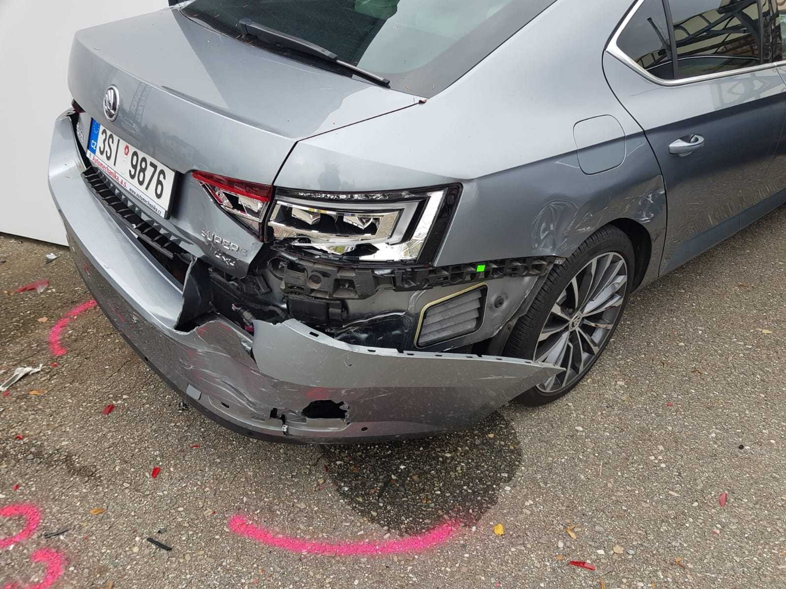 Nákladní auto vjelo do autobazaru, kde nabouralo několik aut - 3 - GALERIE: Nákladní auto vjelo do autobazaru, kde nabouralo několik aut (3/17)