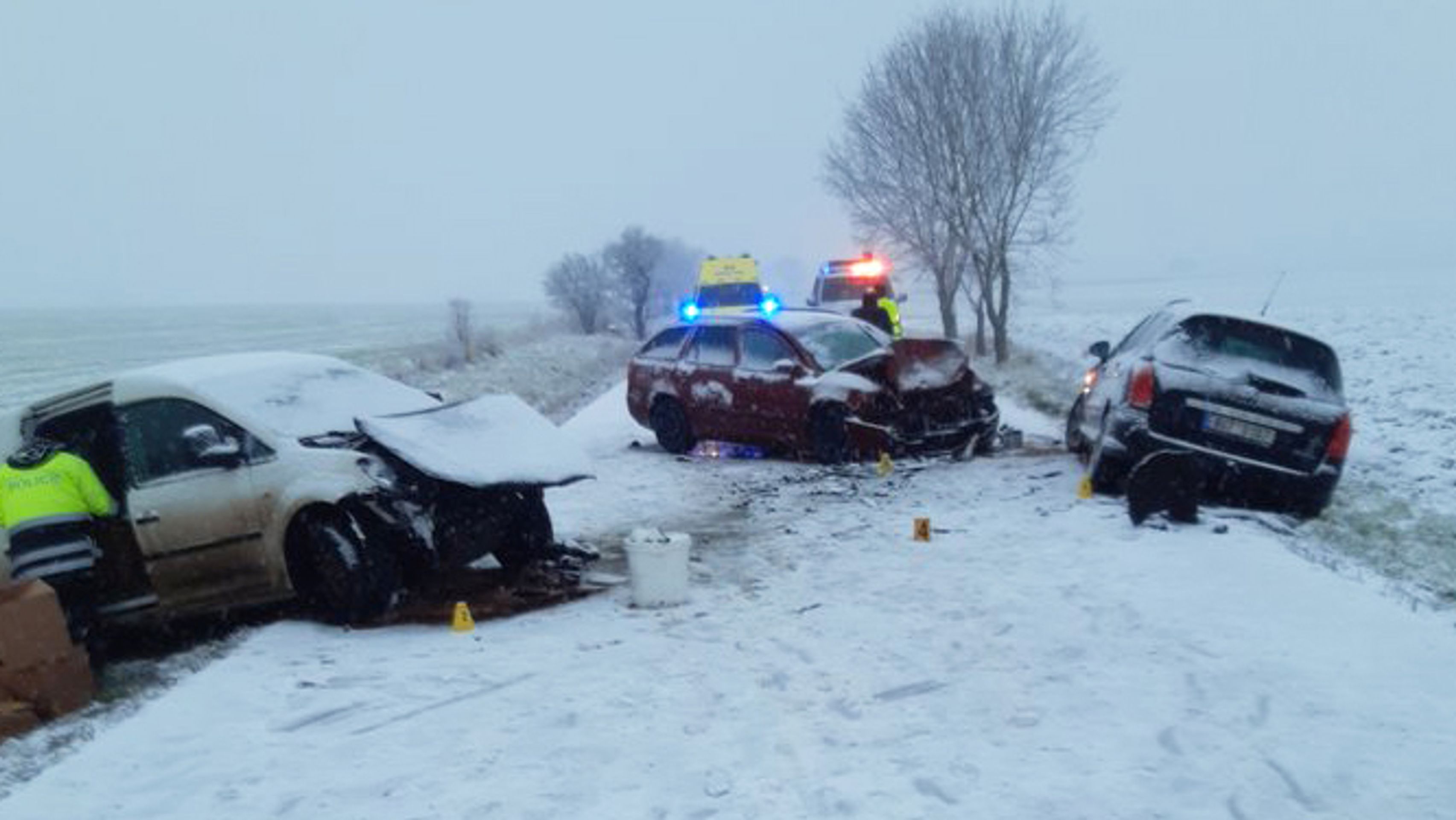 Nehoda u Jimlína - Komplikace na silnicích kvůli sněhu (15/21)