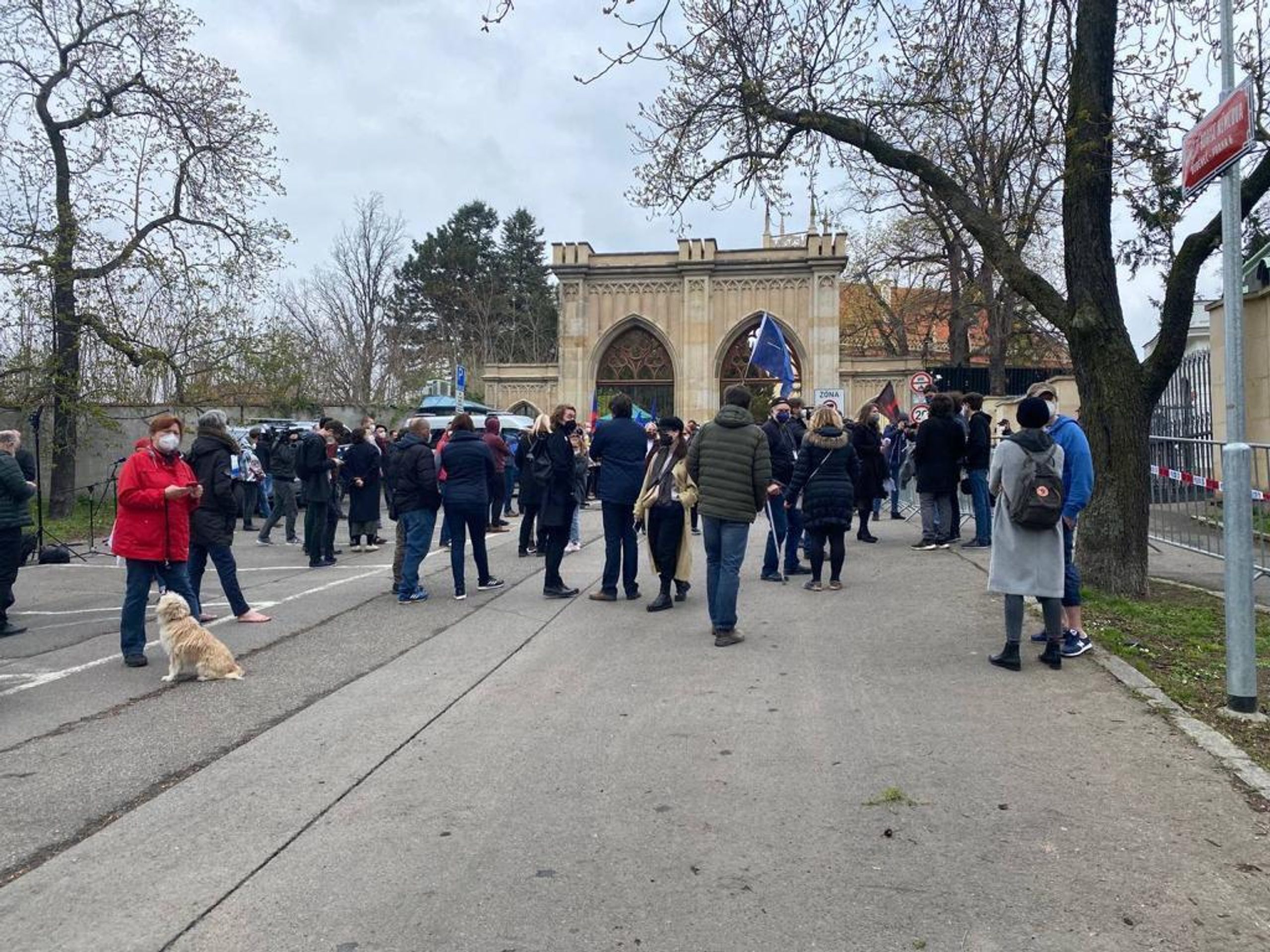 Demonstrace před ruskou ambasádou - 2 - GALERIE: Protesty před ruskou ambasádou v Praze (5/14)
