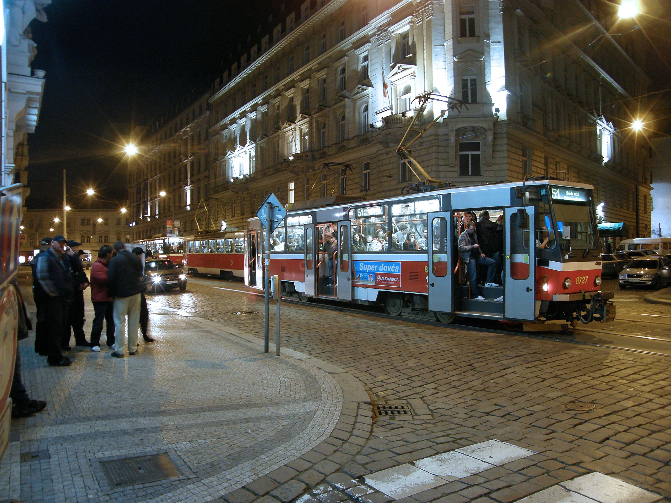 Razie v pražských nočních tramvajích - GALERIE: Razie v nočních tramvajích (1/10)