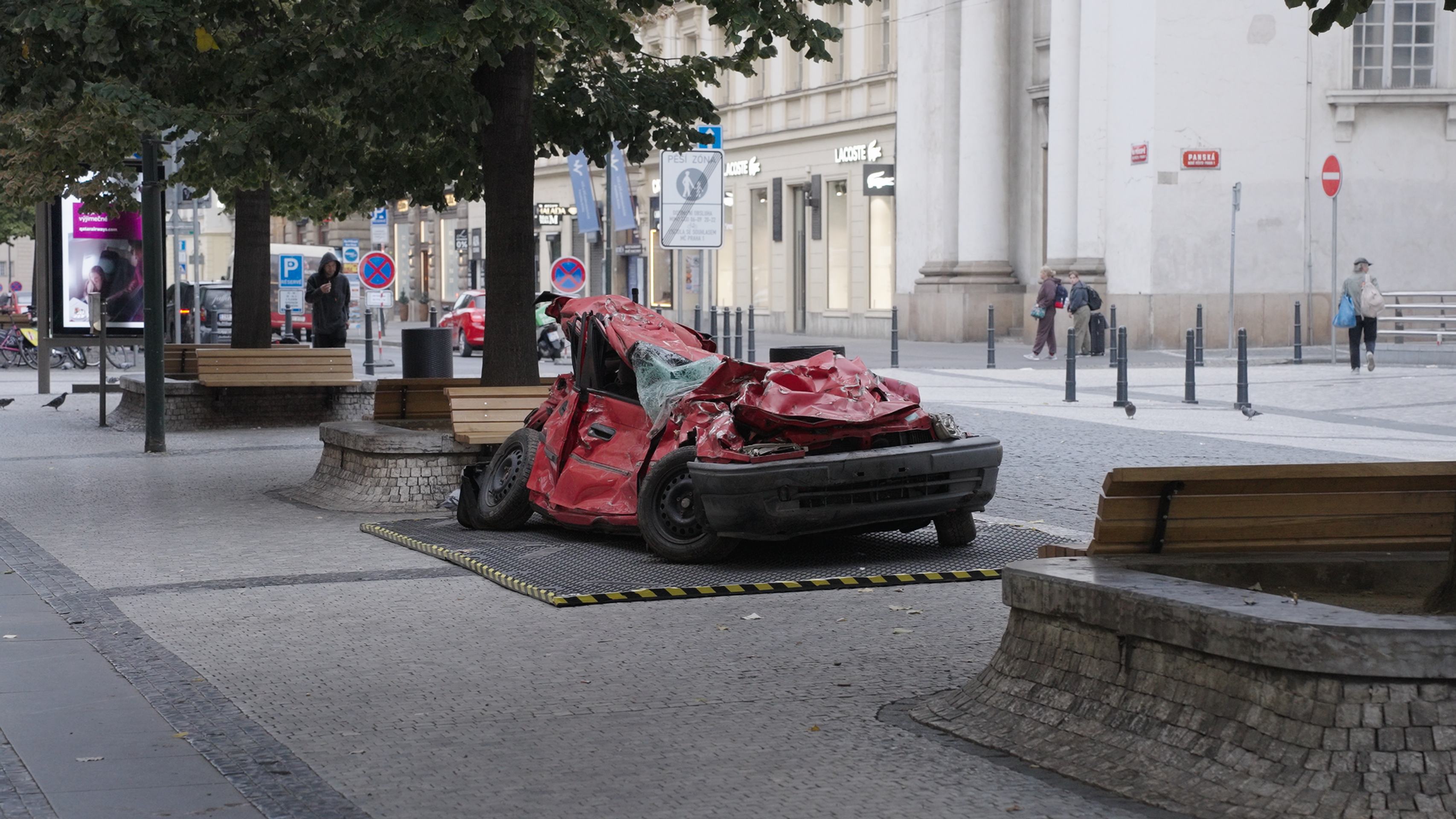 Vrak vozu v centru Prahy - Vraky vozů v centru Prahy (6/7)