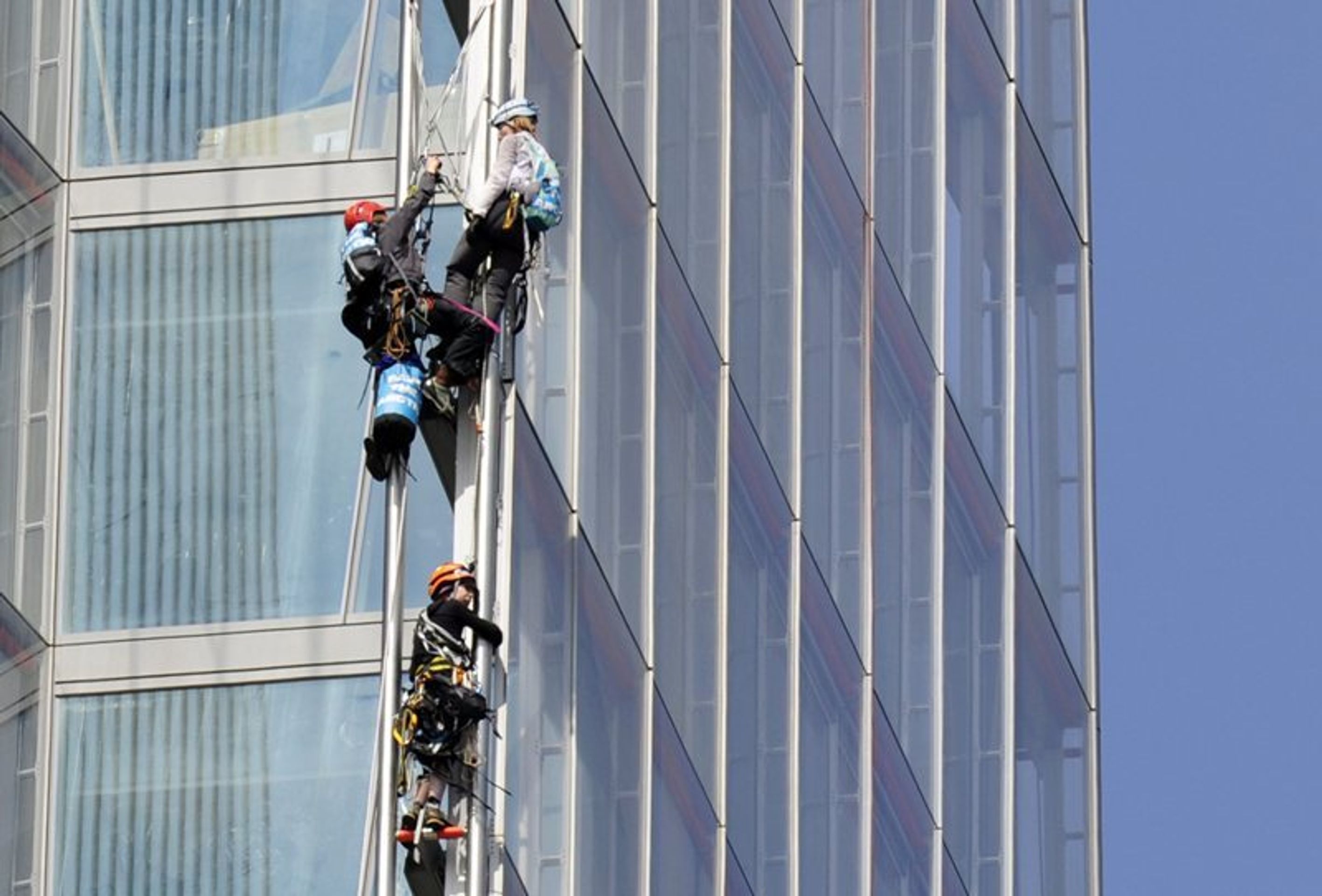 Aktivistky Greenpeace lezou na londýnský mrakodrap - 12 - GALERIE: Aktivistky lezou na londýnský mrakodrap (12/14)