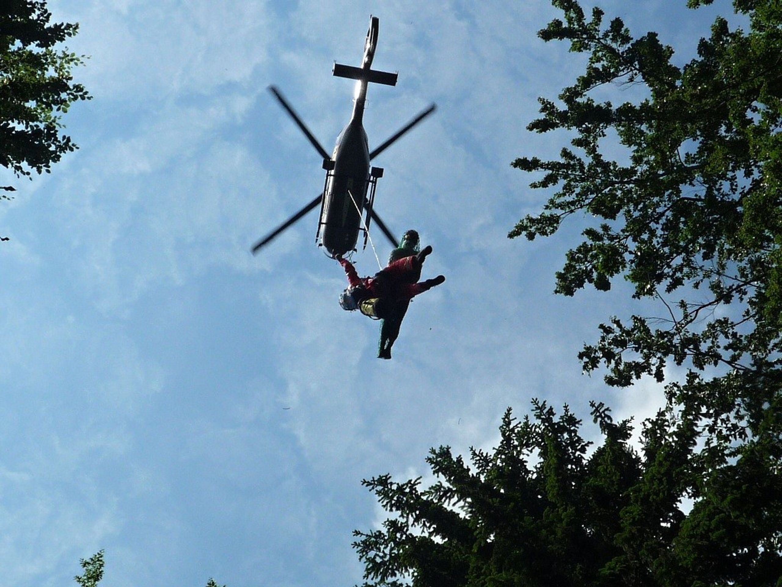 Zříceného paraglidistu zachránili hasiči ze stromu vrtulníkem - GALERIE: Zříceného paraglidistu zachránili hasiči ze stromu vrtulníkem (3/3)