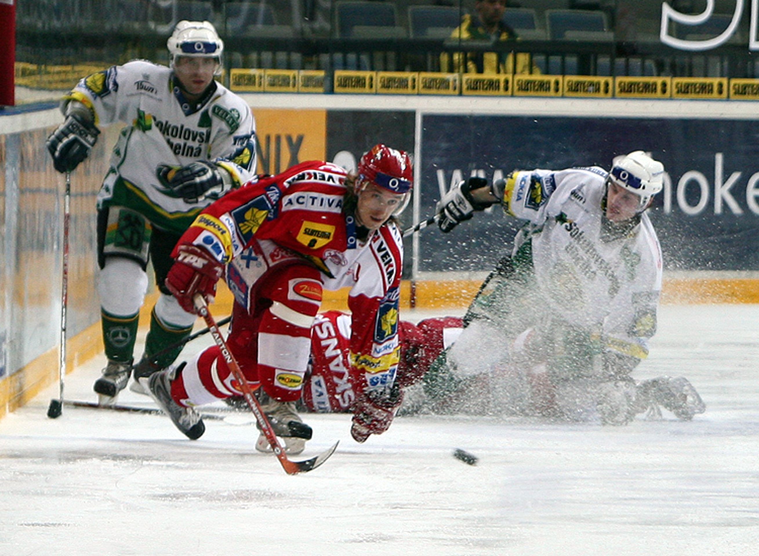 Ostré souboje Slavia Praha - HC Energie Karlovy Vary lze očekávat i ve finále - Obě pražská "S" v extralize doma prohrála (4/8)