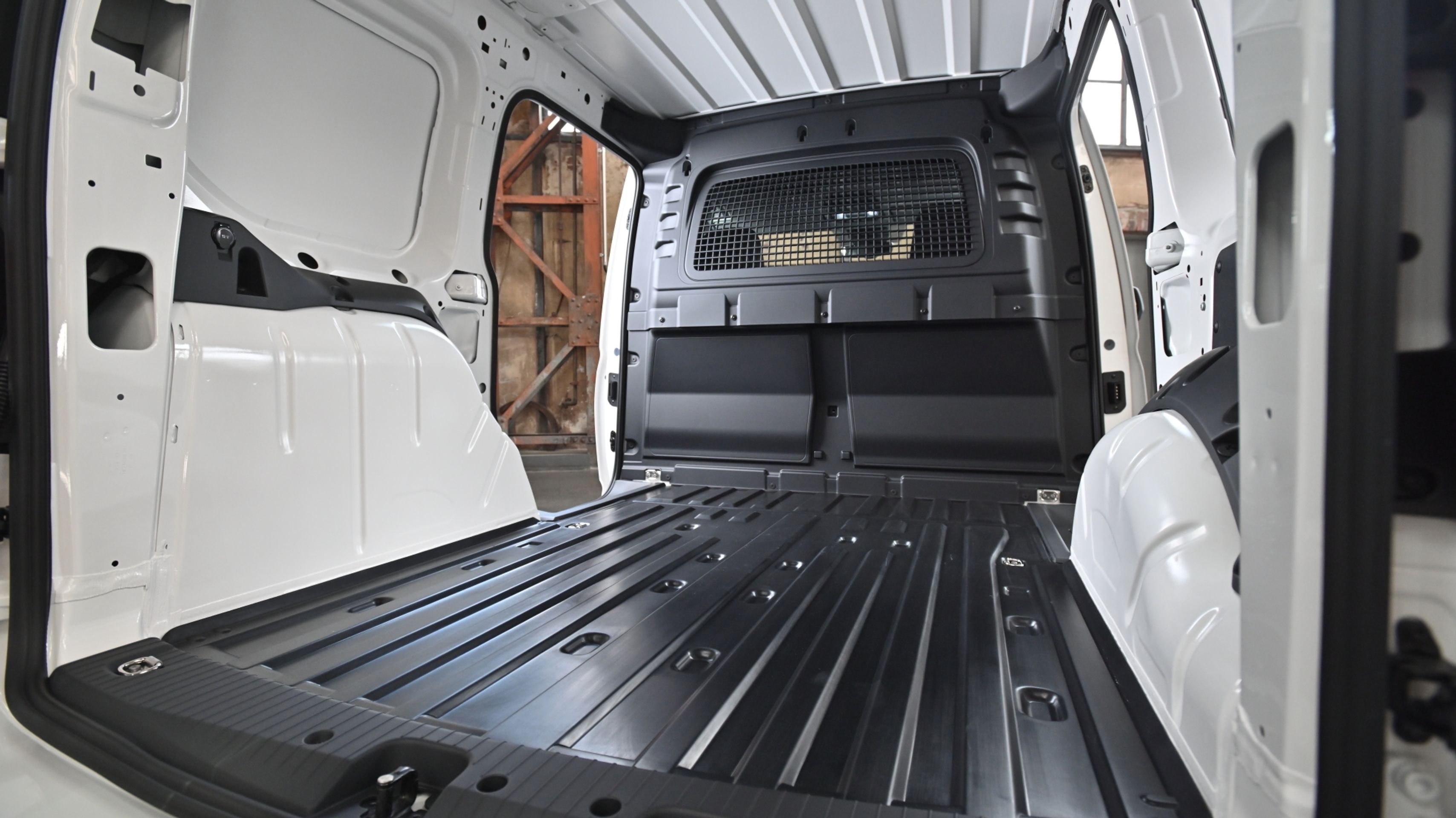 Volkswagen Caddy Cargo - 6 - Fotogalerie: Nový Caddy jako dříč, obytňák i auto pro rodinu (42/43)