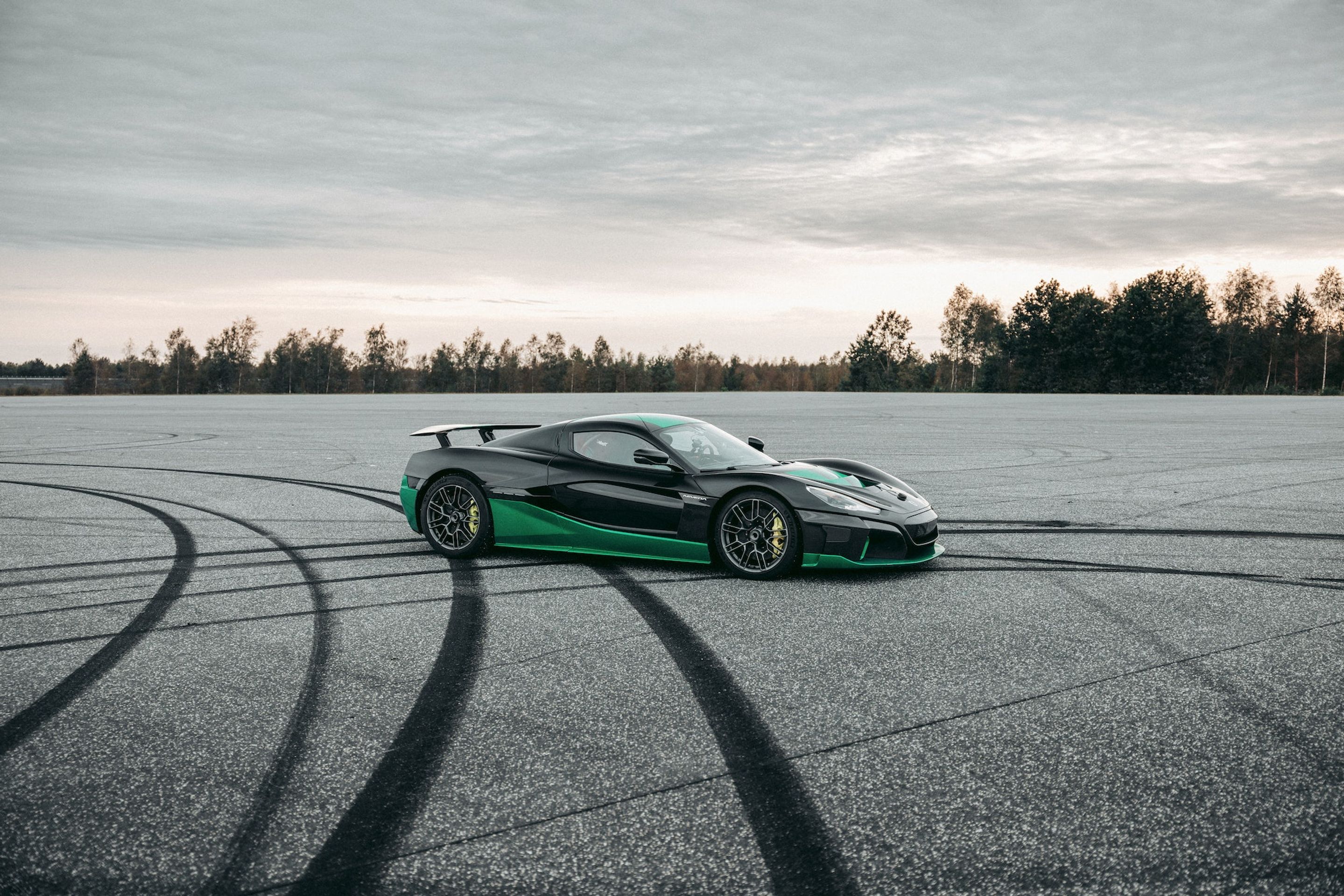 Rimac Nevera při rekordní jízdě pozpátku - Elektrický hypersport Rimac Nevera při pokusu o kuriózní rekord (1/7)
