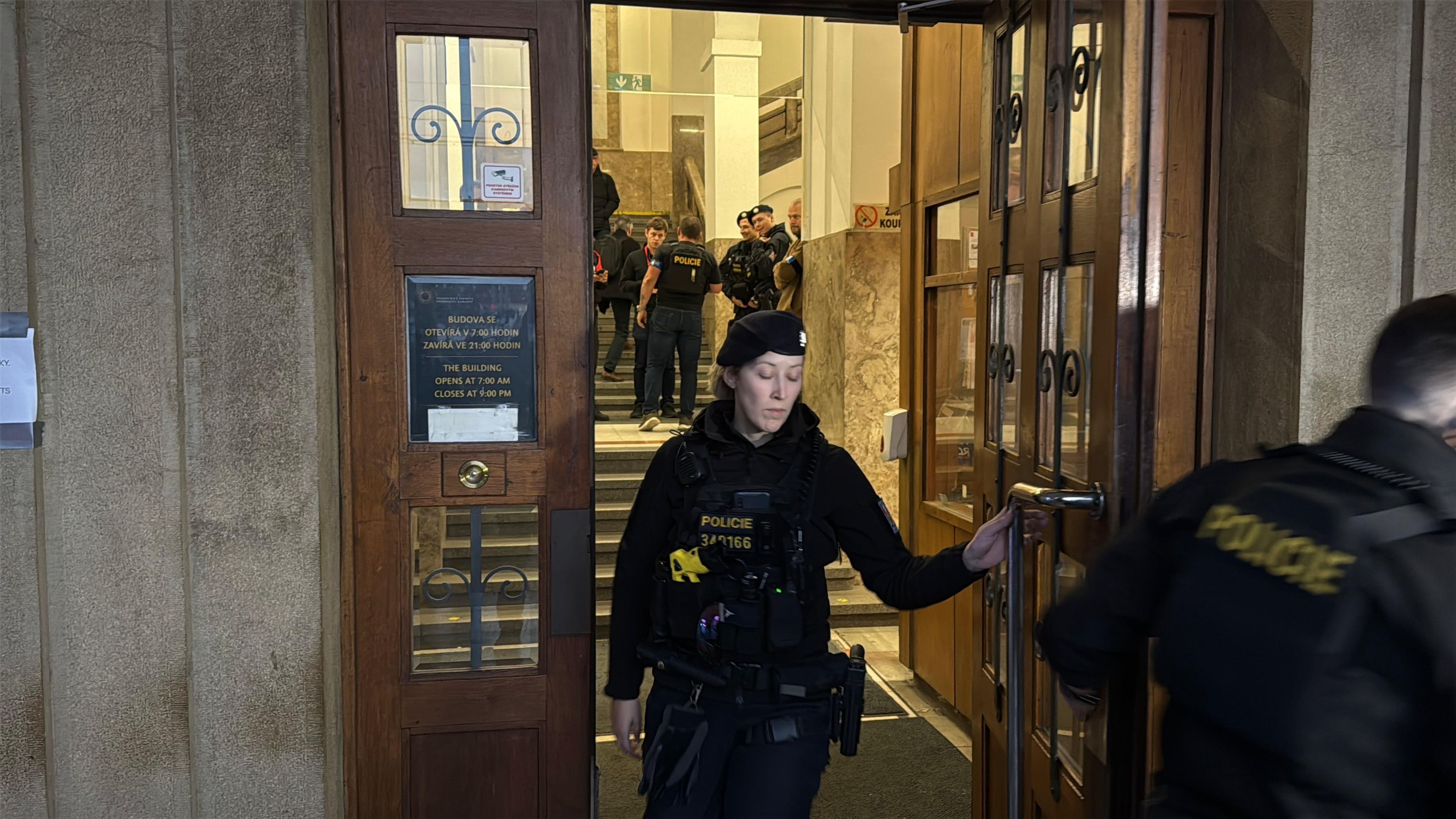 Policejní pátrání v centru Prahy (2) - Policejní pátrání v centru Prahy (4/8)