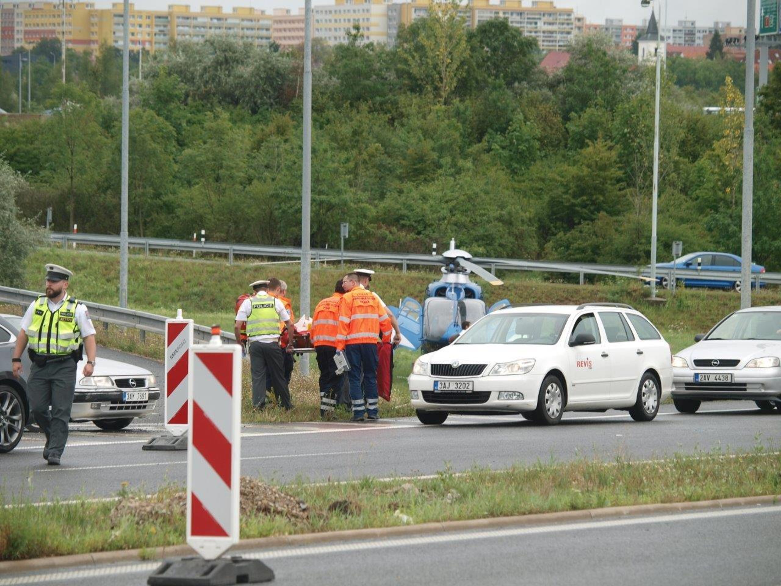 Zranění policisty při vyšetřování nehody na Pražském okruhu - 2 - GALERIE: Nehody na Pražském okruhu a 2 sražení policisté (5/6)