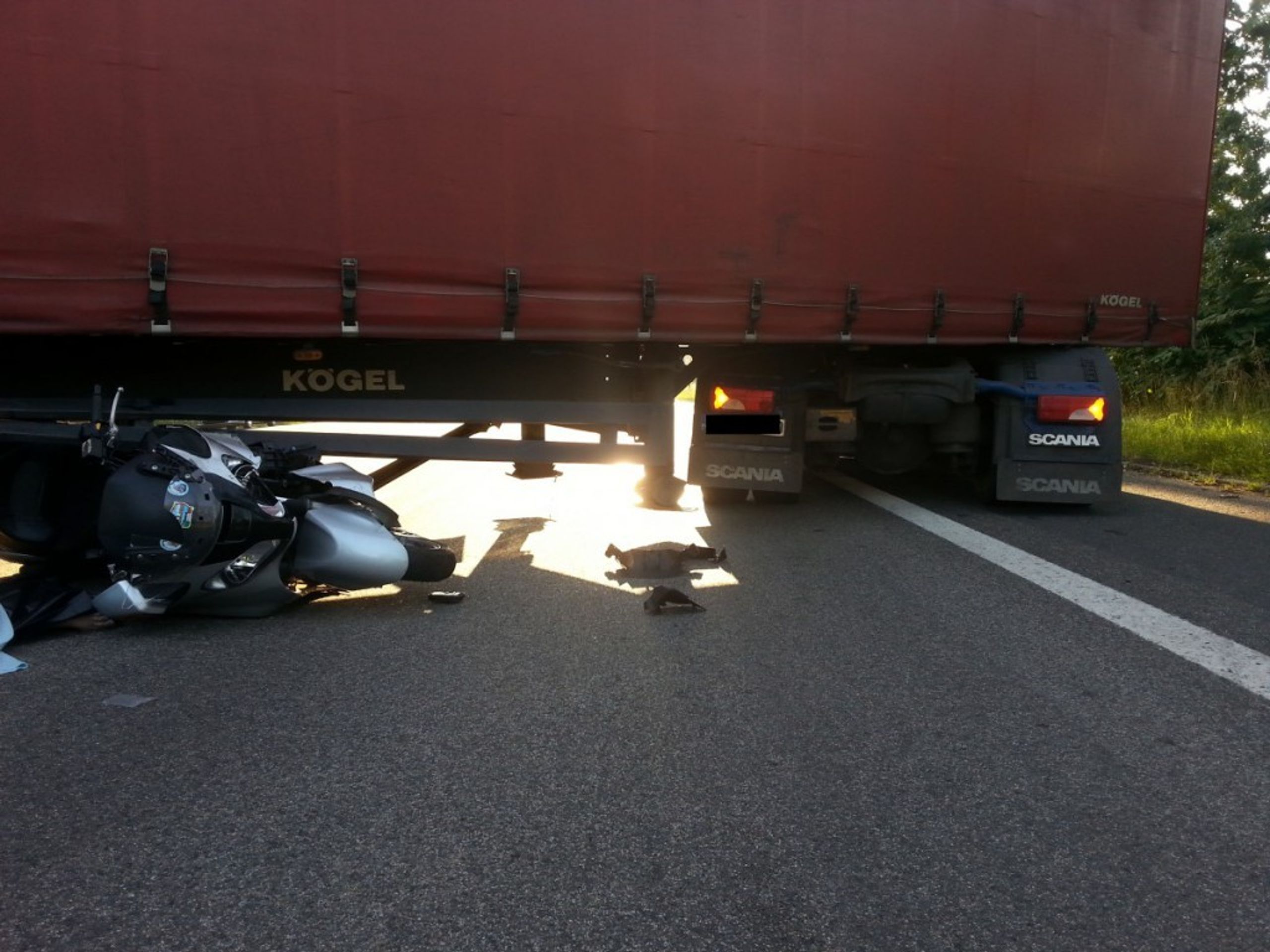 Motorkář narazil do otáčejícího se polského kamionu - 2 - GALERIE: Motorkář narazil do otáčejícího se polského kamionu (2/3)
