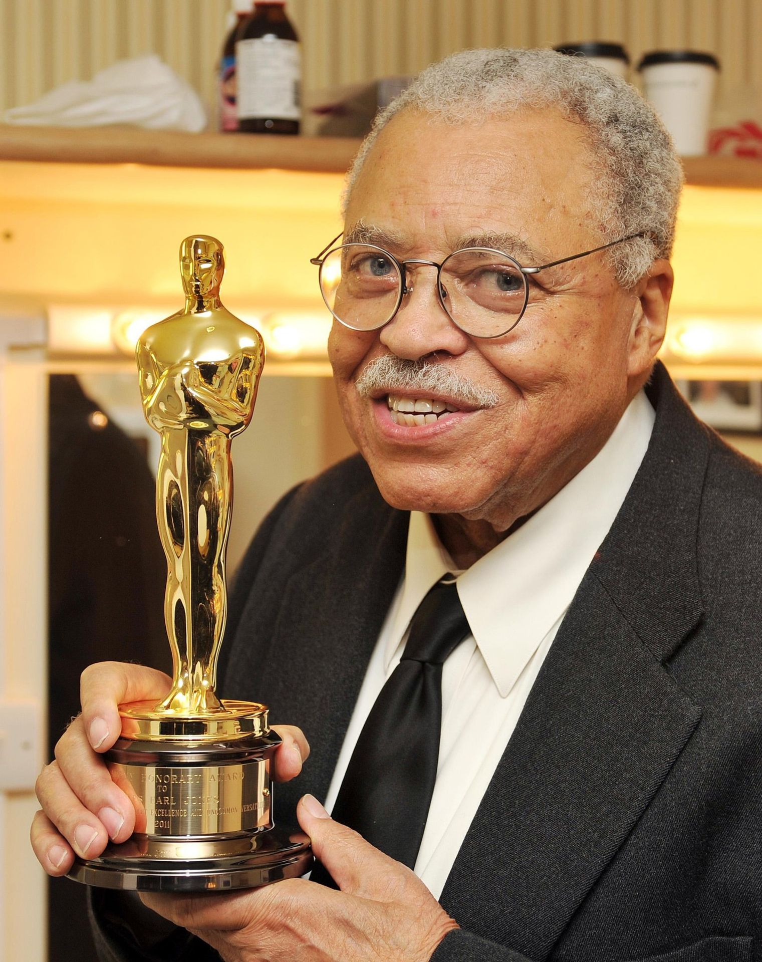 James Earl Jones se svým Oscarem, 2011 - James Earl Jones (5/5)