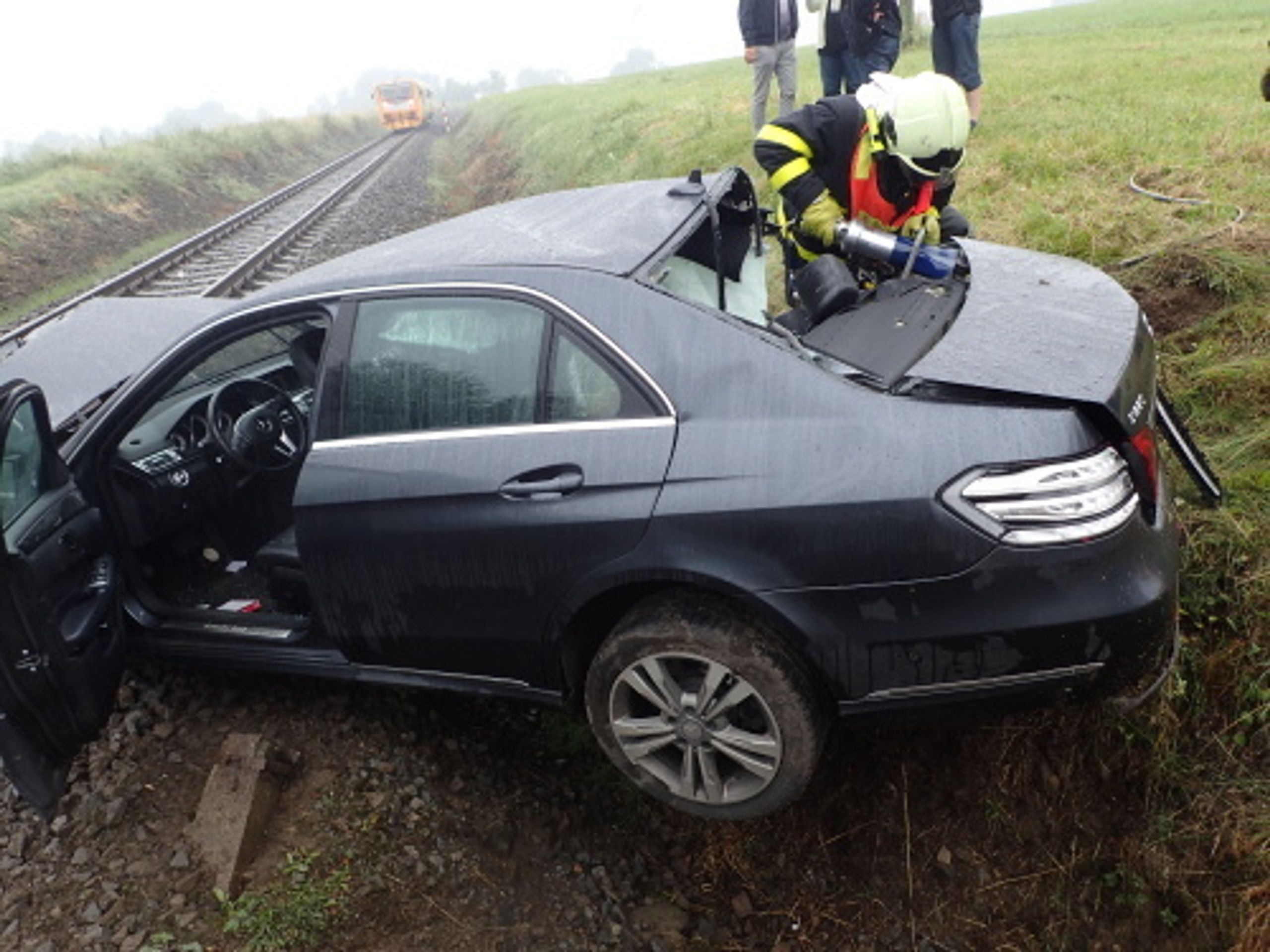 Srážka mercedesu s vlakem na Frýdecko-Místecku - 1 - GALERIE: Srážka auta s vlakem na Frýdecko-Místecku (11/11)