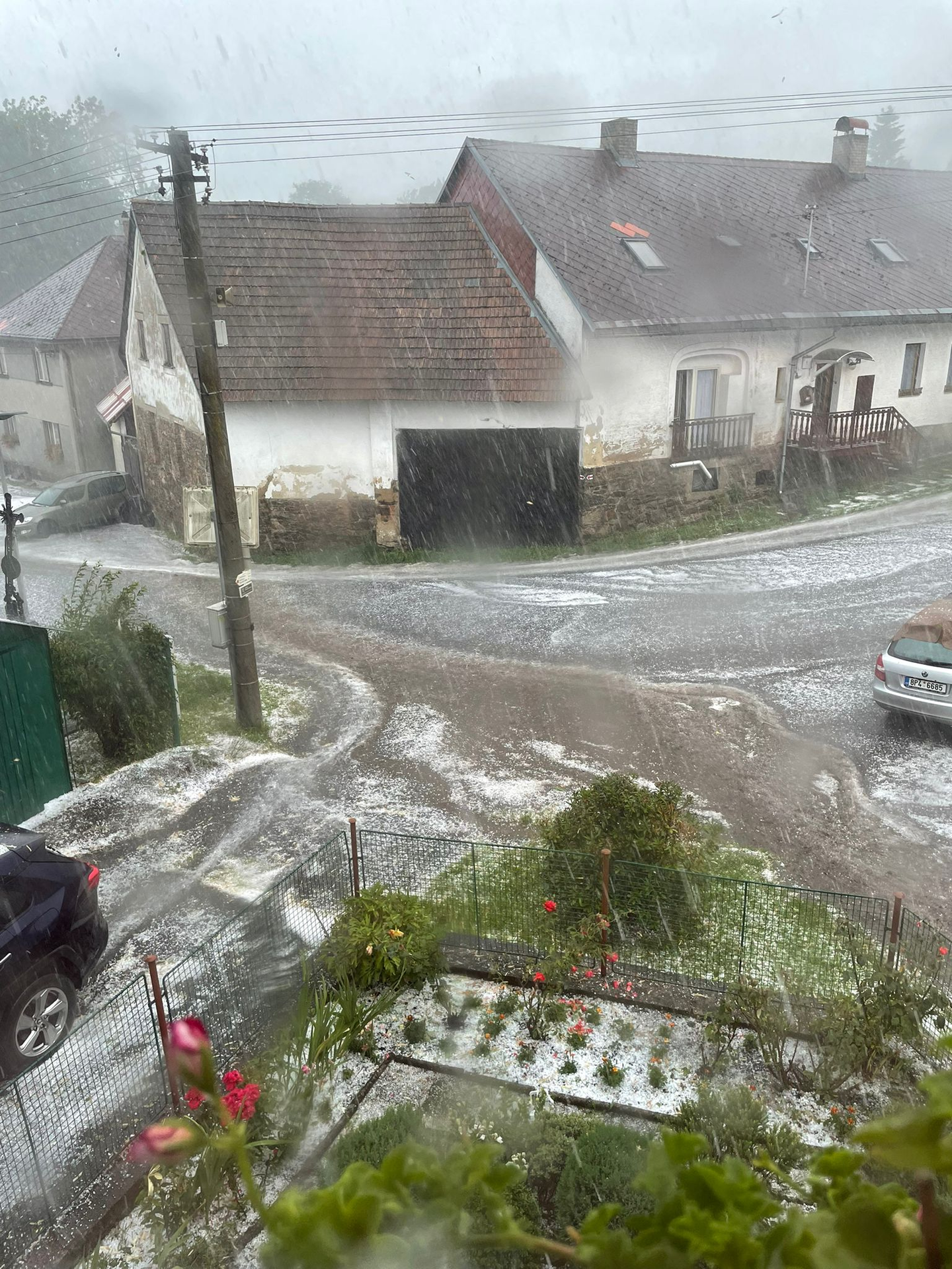 Krupobití na Vimpersku - Českem se prohnaly silné bouřky (1/9)