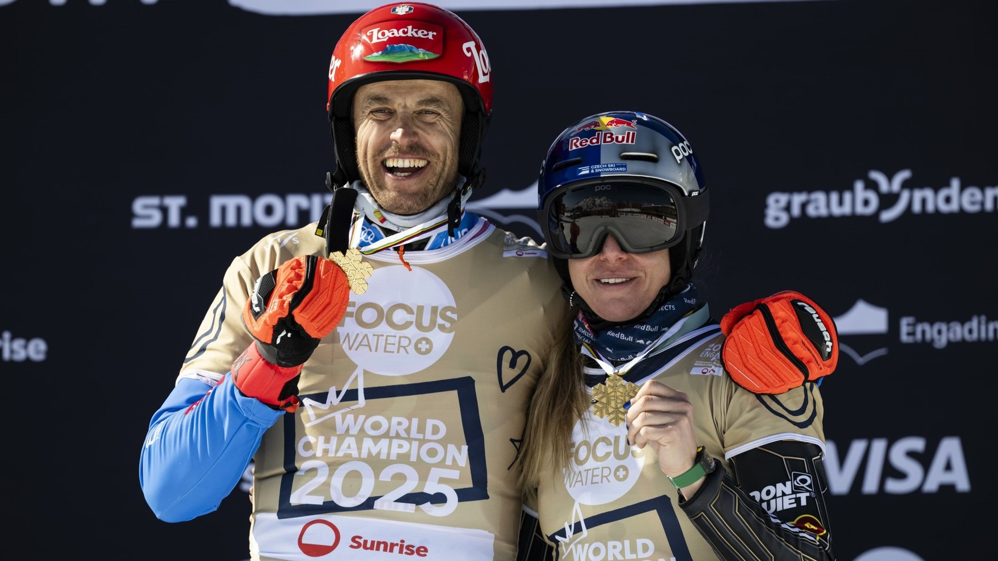 Zlatí z paralelního slalomu Roland Fischnaller a Ester Ledecká - Ester Ledecká získala zlato na MS ve snowboardu (3/5)