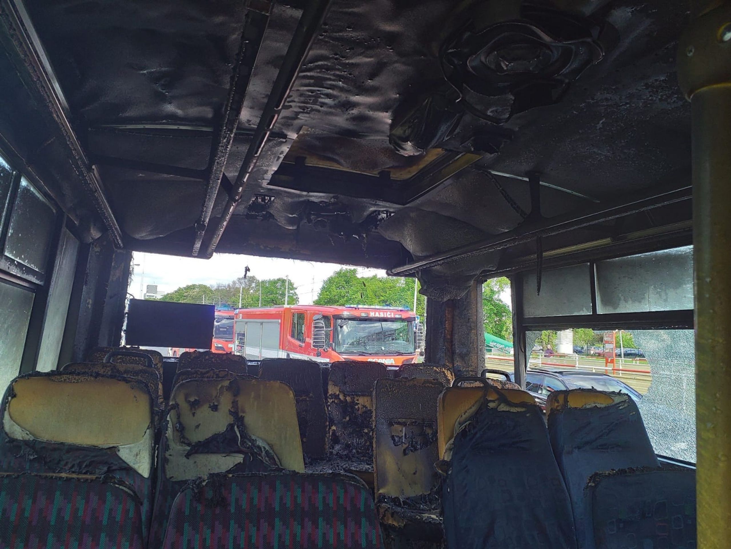 Požár autobusu v ulici Střelničná - Požár autobusu v ulici Střelničná (2/4)
