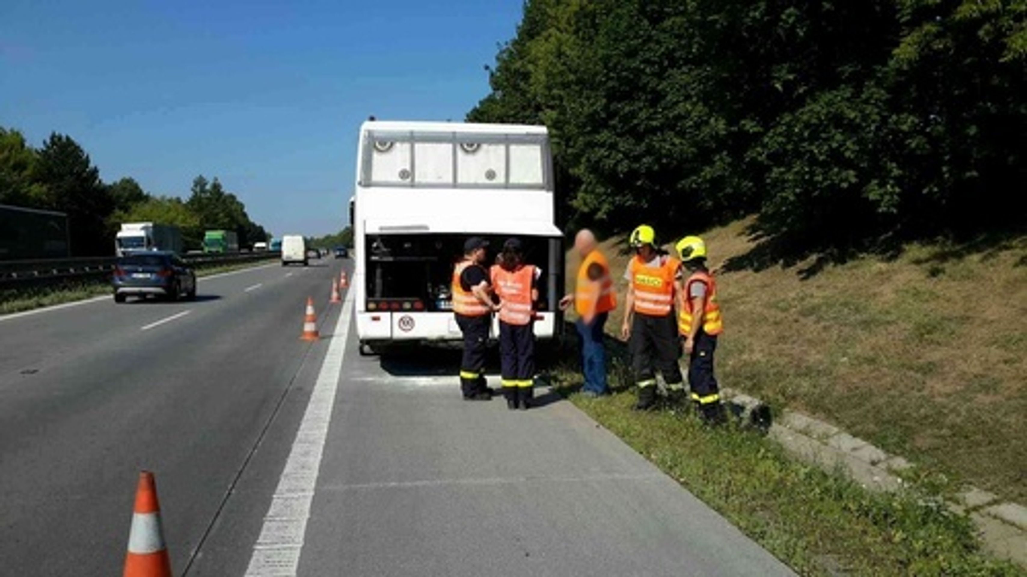evakuace dětí z autobusu - 4 - GALERIE: evakuace dětí z hořícího autobusu (4/7)