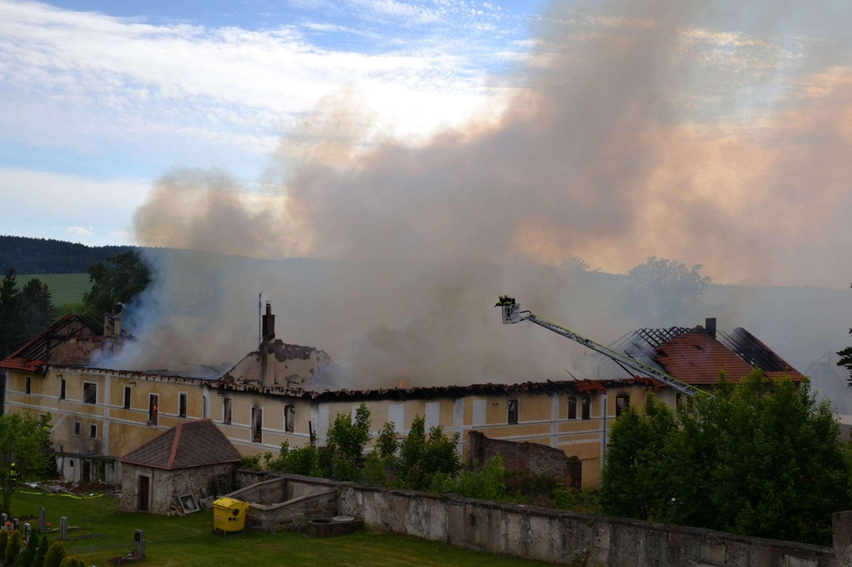 Požáru skladu dřevního materiálu na Frýdlantsku - 2 - GALERIE: Požáru skladu dřevního materiálu na Frýdlantsku (2/7)