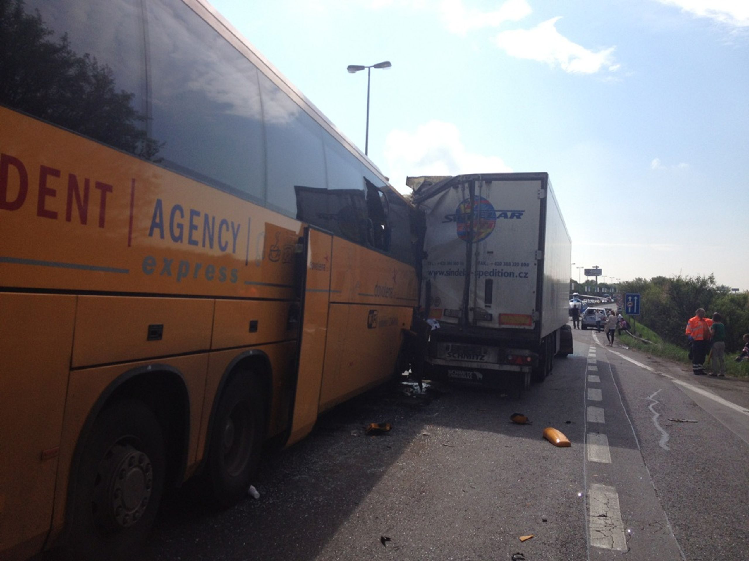 Srážka byla dramatická - GALERIE: Nehoda autobusu Student agency a kamionu (1/6)