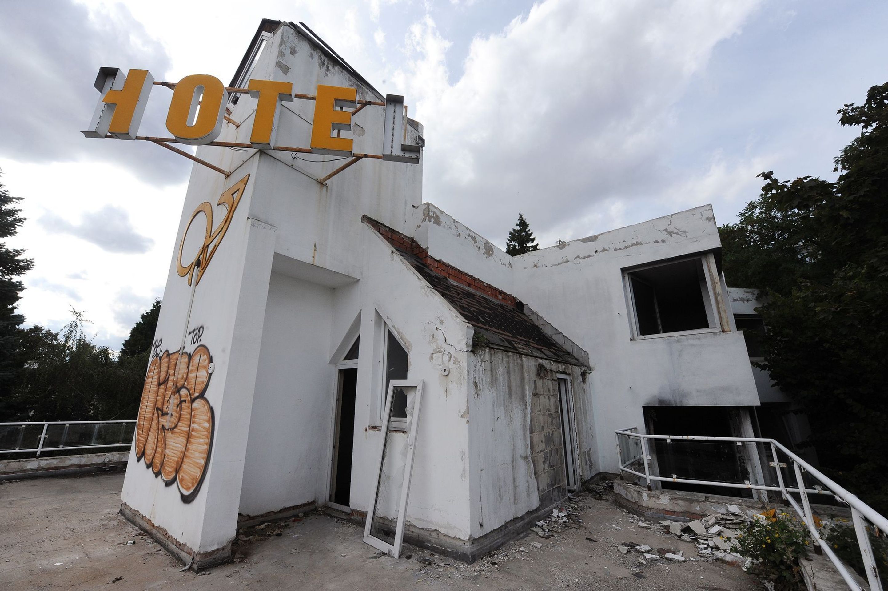 Opuštěné budovy - Hotel Vaníček - 1 - GALERIE: Zkrachovalý Hotel Vaníček (20/20)
