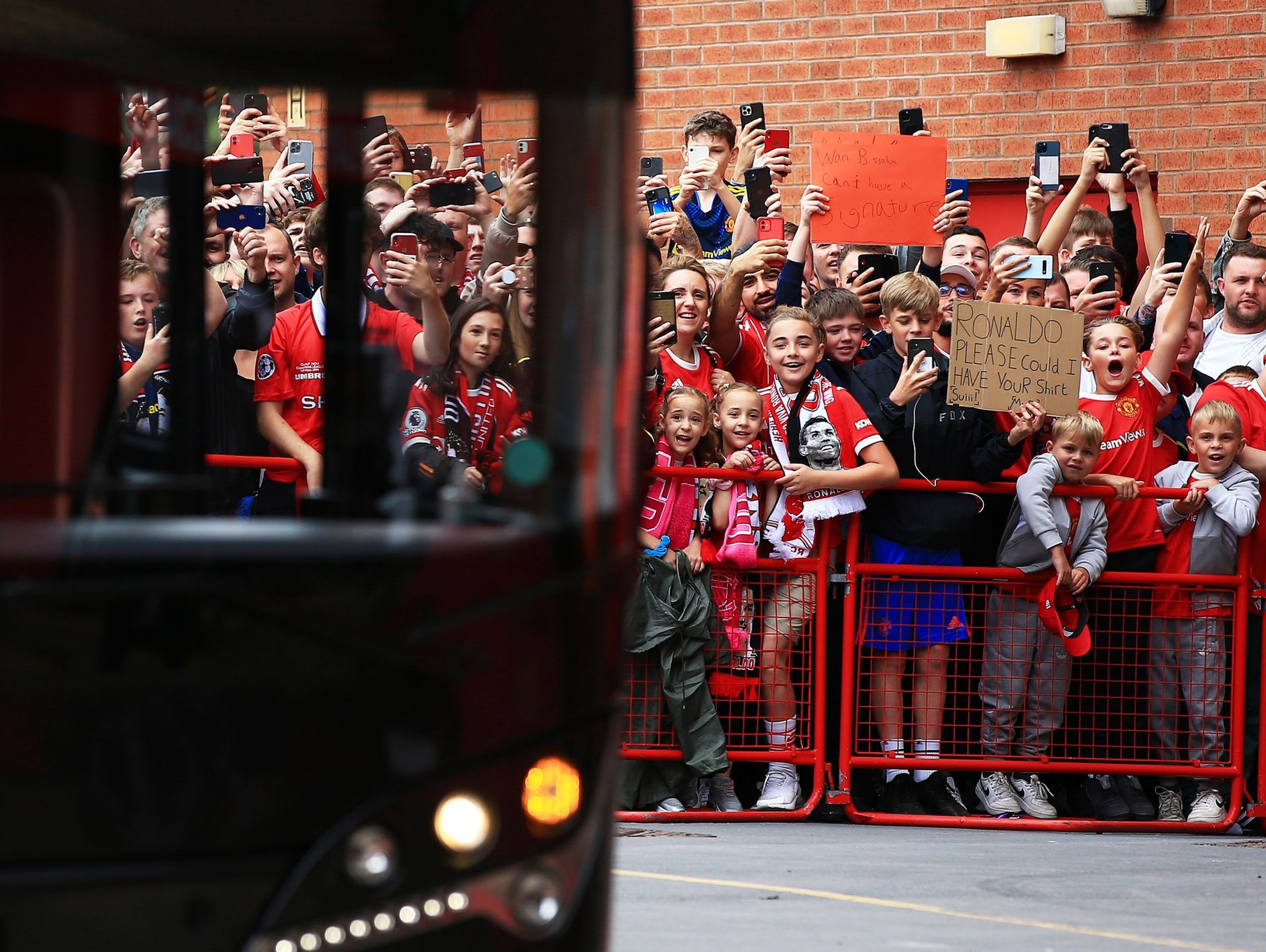 Nedočkaví fanoušci Manchesteru čekají na Ronalda - Na Ronalda před Old Trafford čekaly zástupy fanoušků (2/7)