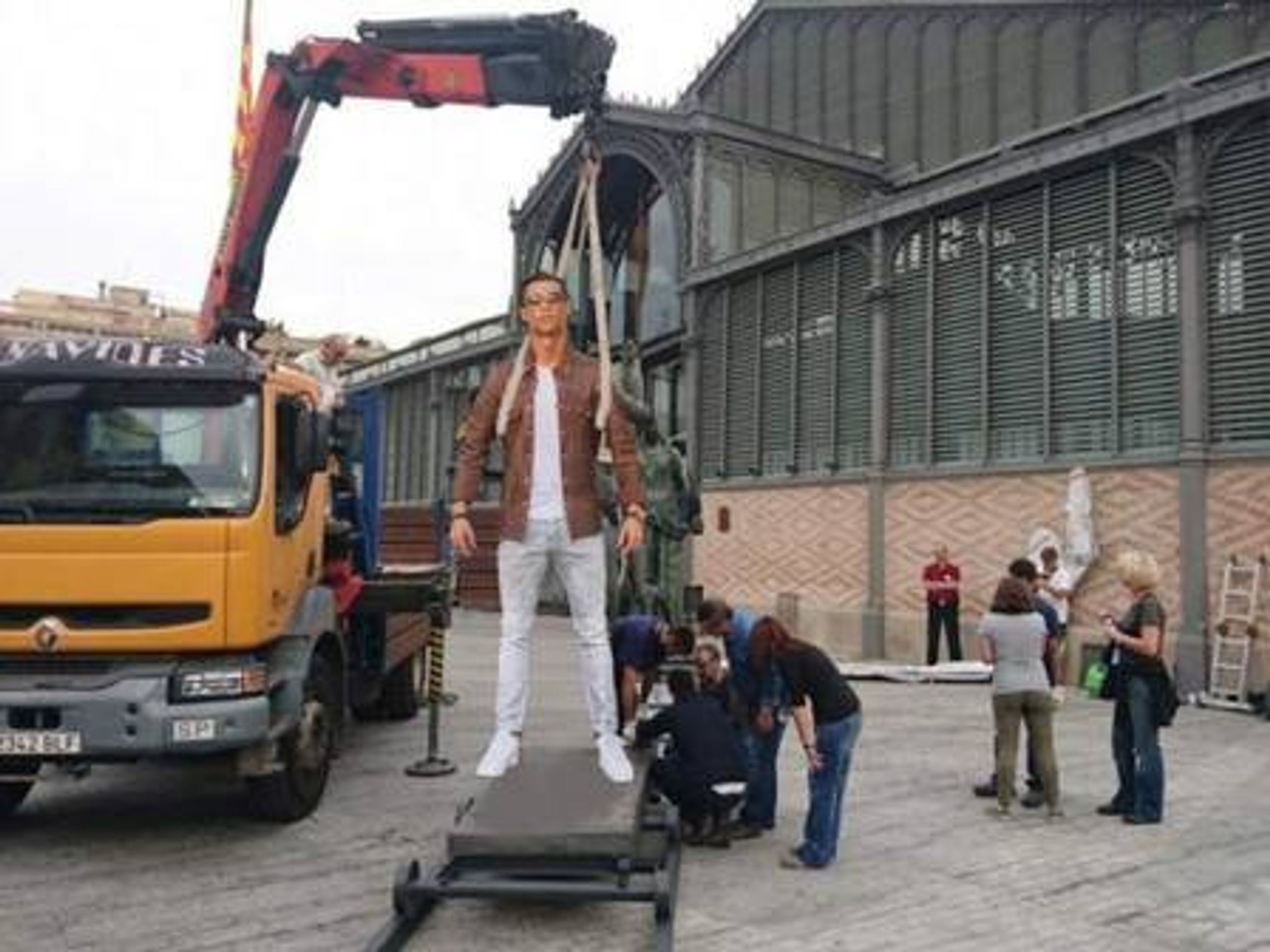 Cristiano Ronaldo - 11 - GALERIE: Cristiano Ronaldo se svým Lamborgini se stal terčem vtipálků... (6/8)