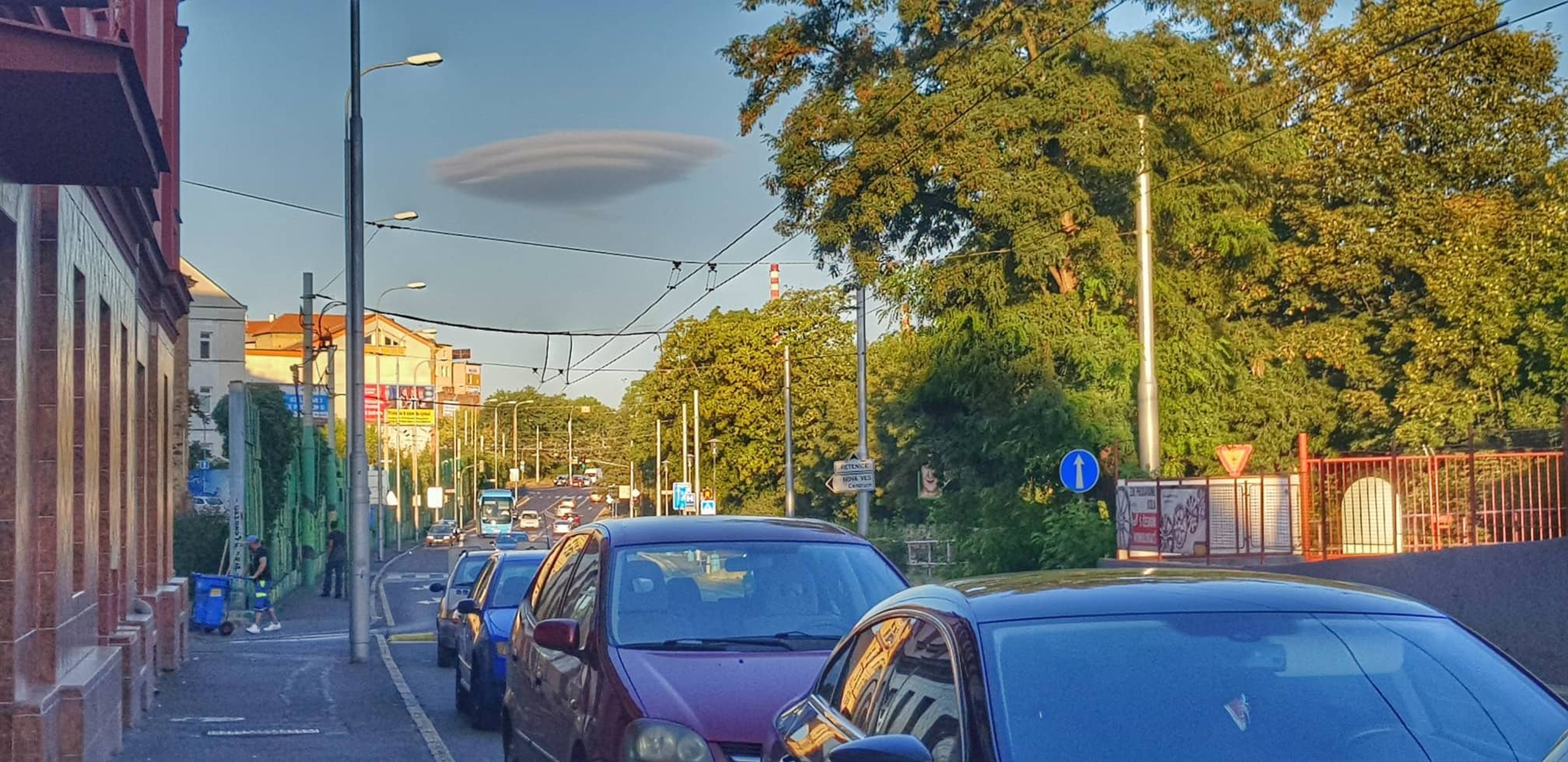 Mrak ve tvaru létajícího talíře nad Teplicemi - 1 - GALERIE: Mrak ve tvaru létajícího talíře nad Teplicemi (4/5)