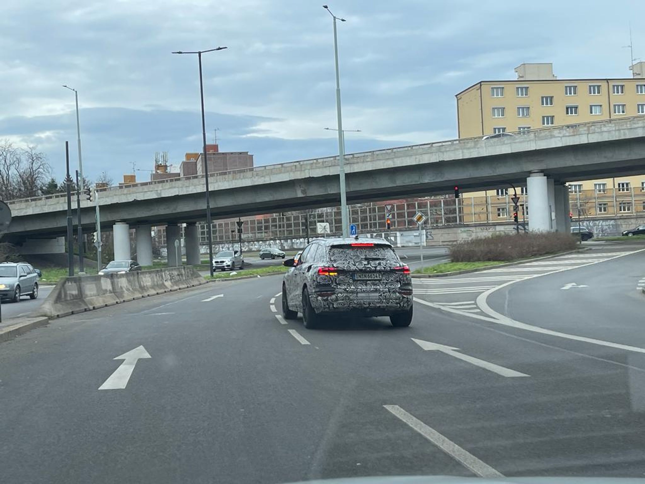 Maskované prototypy Audi A4 Avant a Q6 e-tron v ulicích Prahy - Testování maskovaných novinek od Audi v ulicích Prahy (8/15)