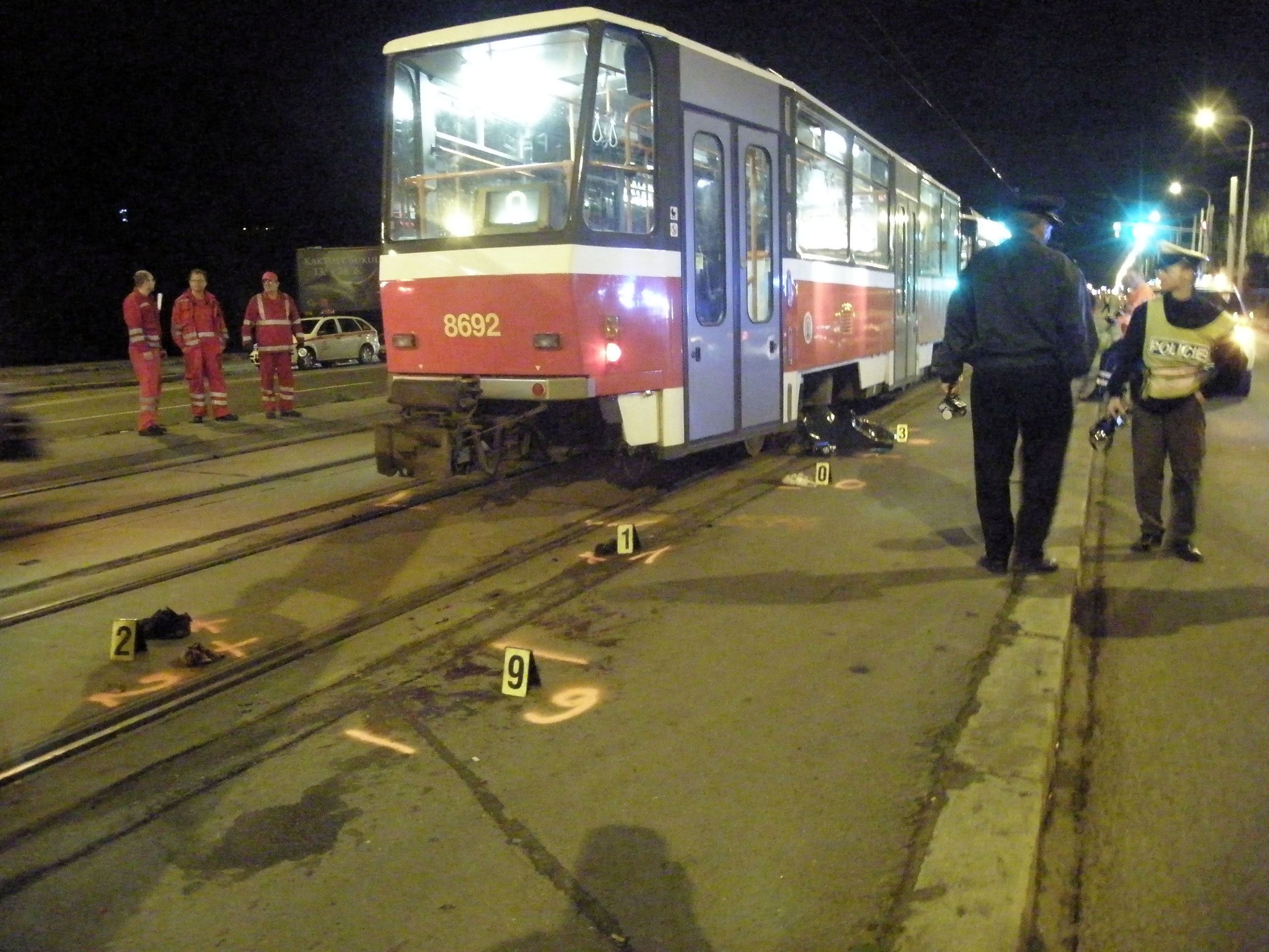 V Praze tramvaj srazila chodce-3 - GALERIE: V Praze srazila muže tramvaj (6/7)