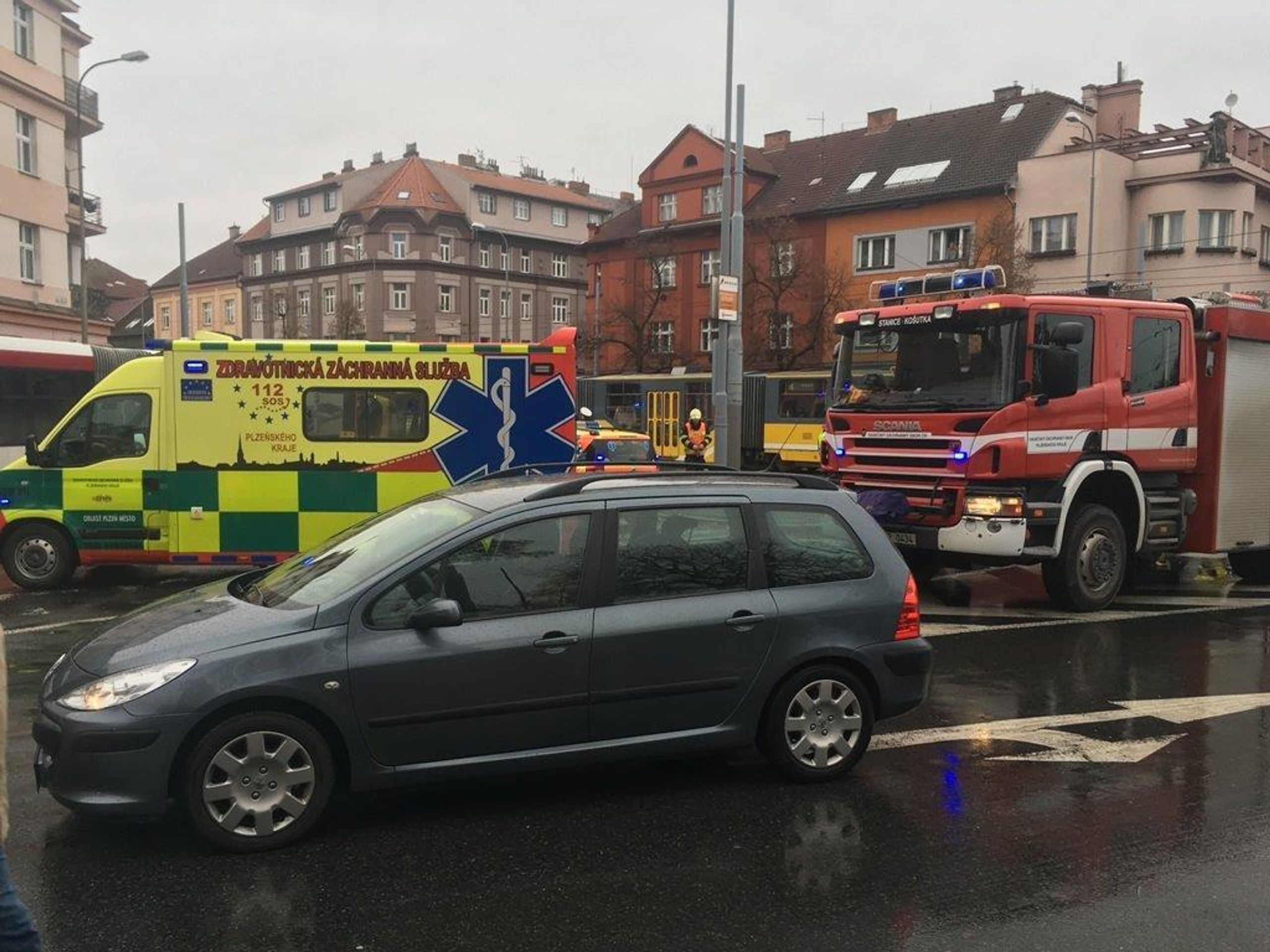 Nehoda tramvaje a autobusu v Plzni - 1 - GALERIE: Nehoda tramvaje a autobusu v Plzni (1/7)