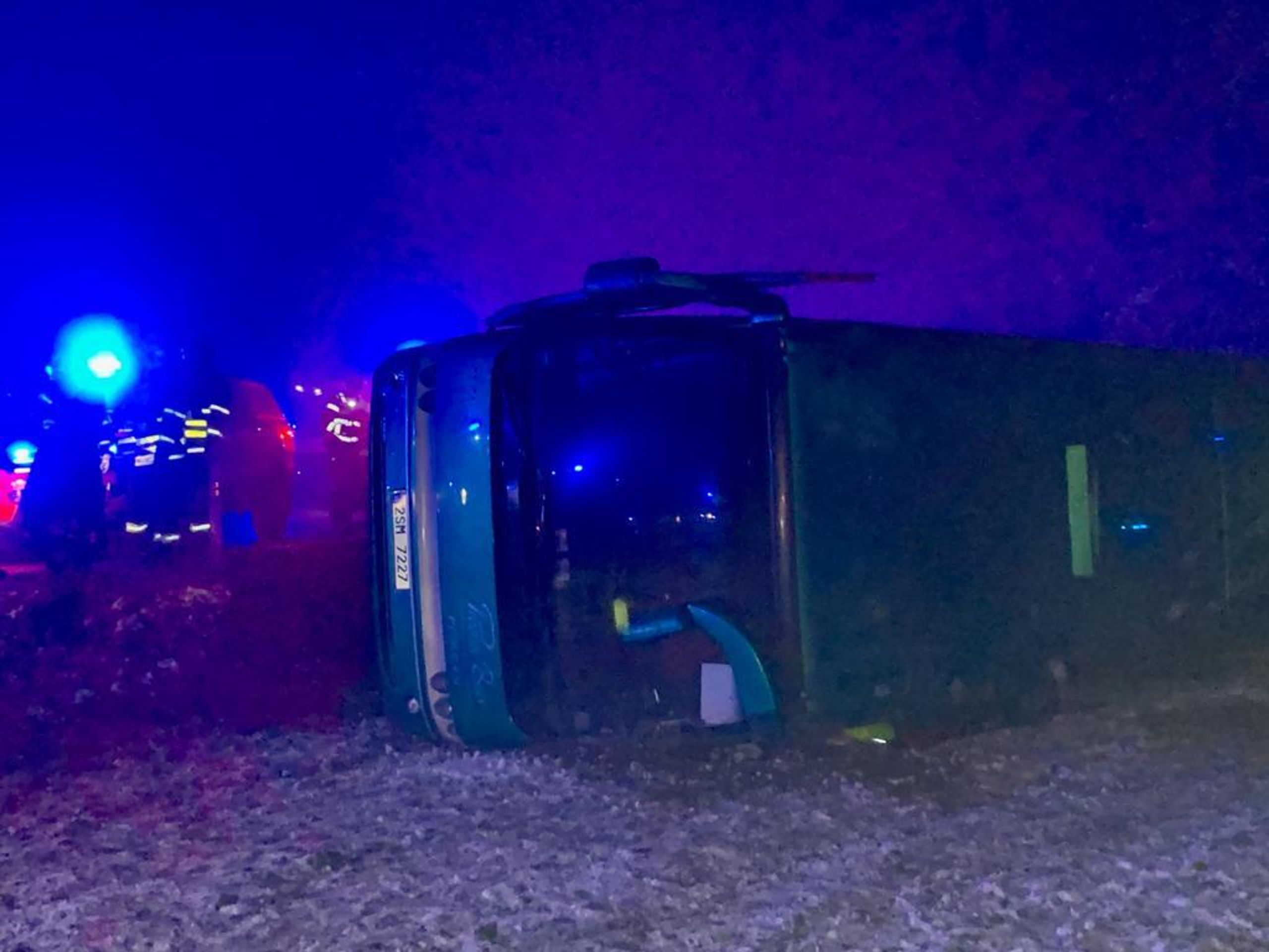 Nehoda autobusu u Mníšku pod Brdy - 1 - GALERIE: Autobus skončil na boku v Mníšku pod Brdy (8/8)