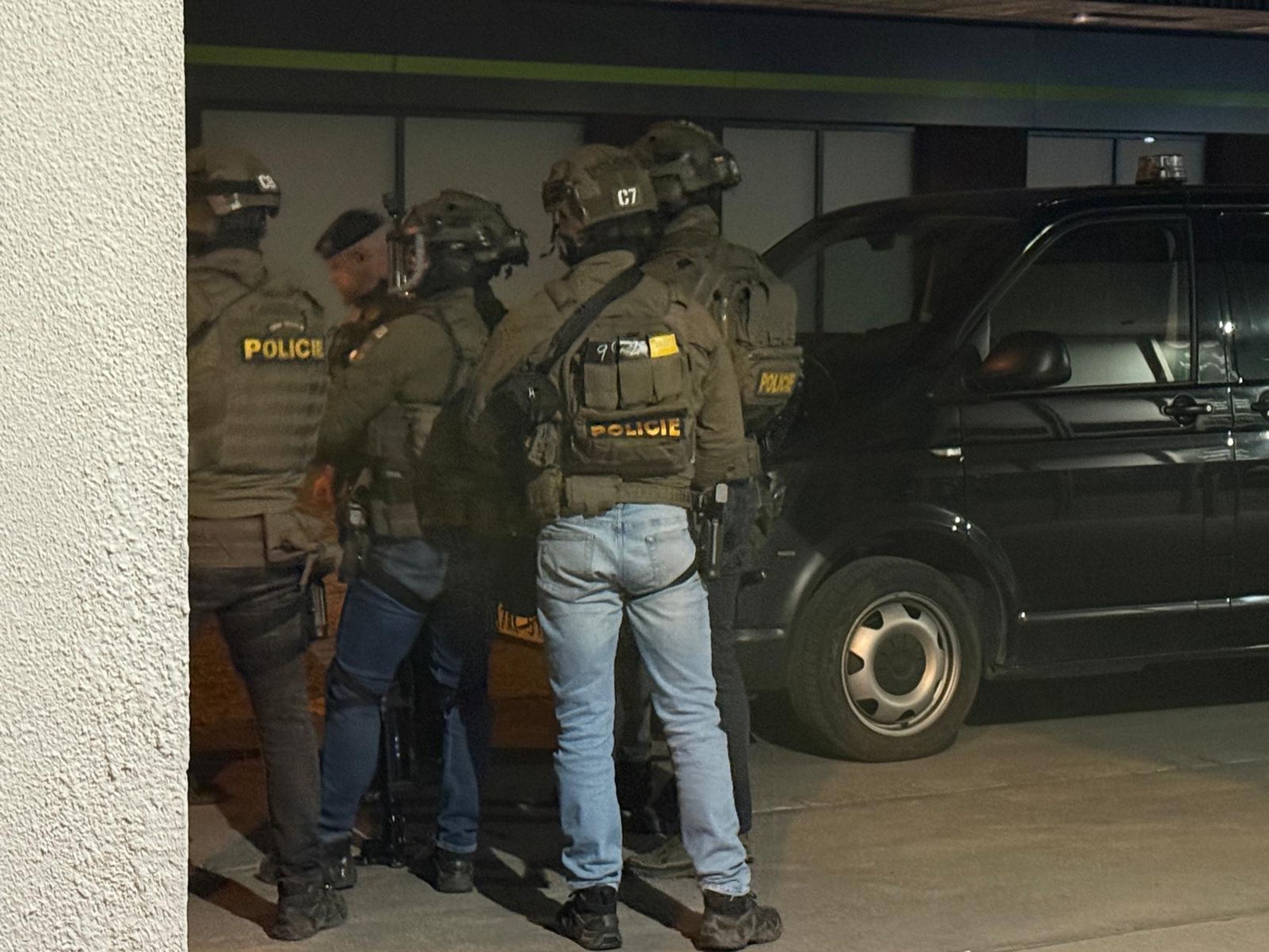Zásah zásahové jednotky - Zásah policie v pražských Stodůlkách (3/12)