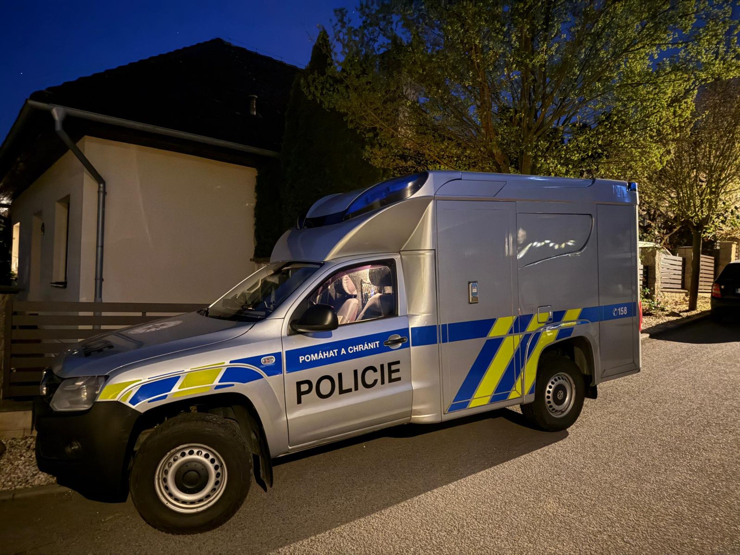 Policejní auto - Zásah policie v Šestajovicích (6/6)