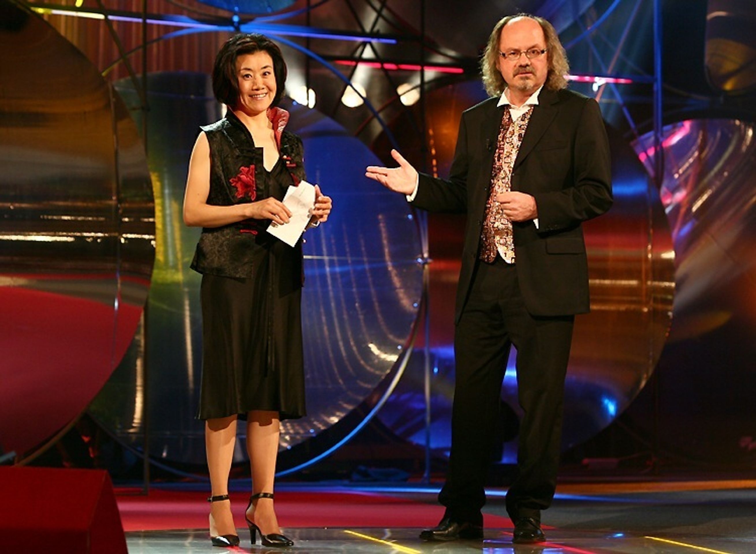Finále TýTý: Zrcátko pro pořad roku předával Ondřej Hejma spolu s operní pěvkyní Feng-yün Song.  - TýTý 2006: John šlape na paty Karlu Gottovi (8/12)