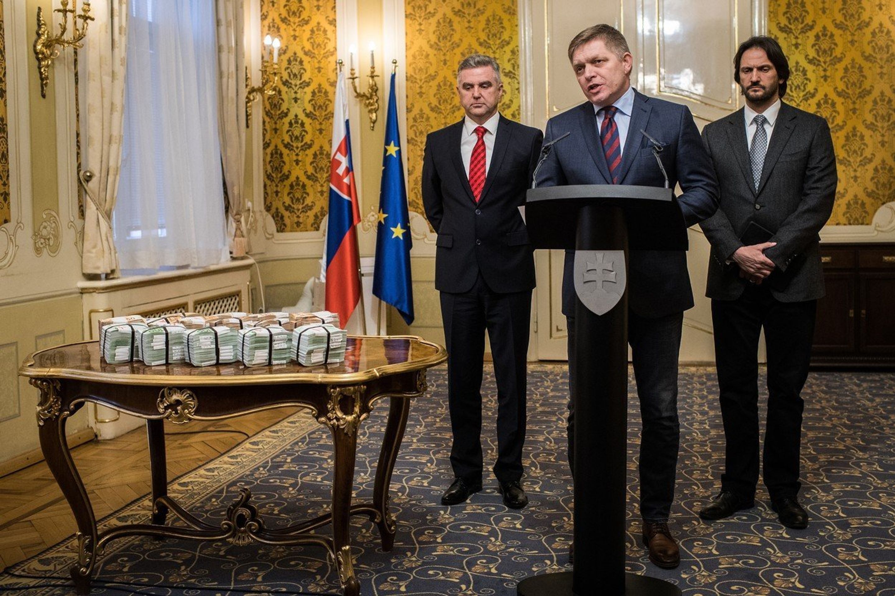 Milión Eur, které premiér Robert Fico slíbil za relevantní informáce k vyšetřování případu vraždy Jána Kuciaka - 2 - GALERIE: Milion eur, které premiér Robert Fico slíbil za relevantní informace k vyšetřování případu vraždy Jána Kuciaka (2/3)