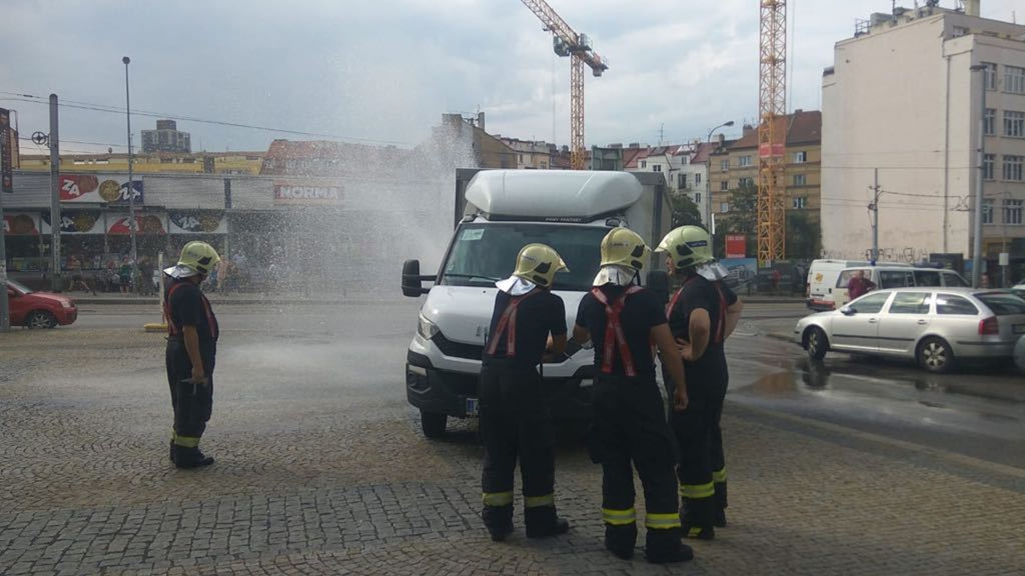 Auto přerazilo hydrant ve Vysočanech - 5 - GALERIE: Auto na Vysočanské přerazilo hydrant (4/8)