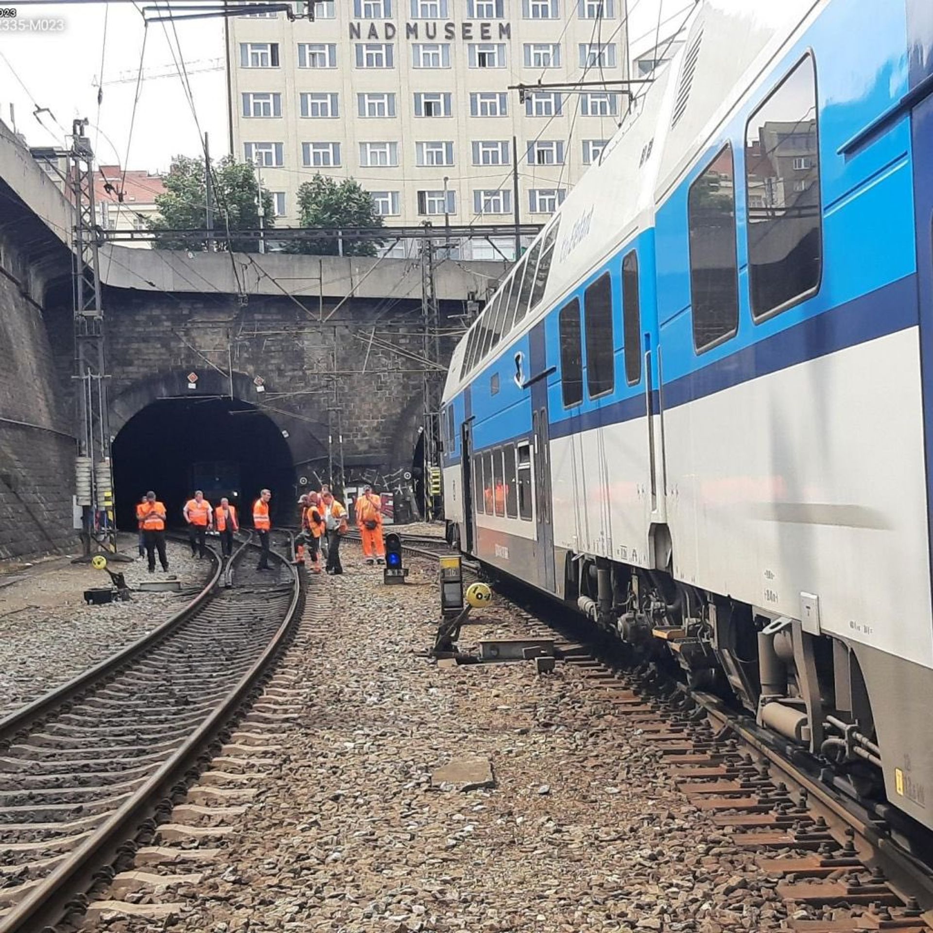  Čelní srážka osobního vlaku s lokomotivou v Praze (1) - Čelní srážka osobního vlaku s lokomotivou v Praze (2/9)