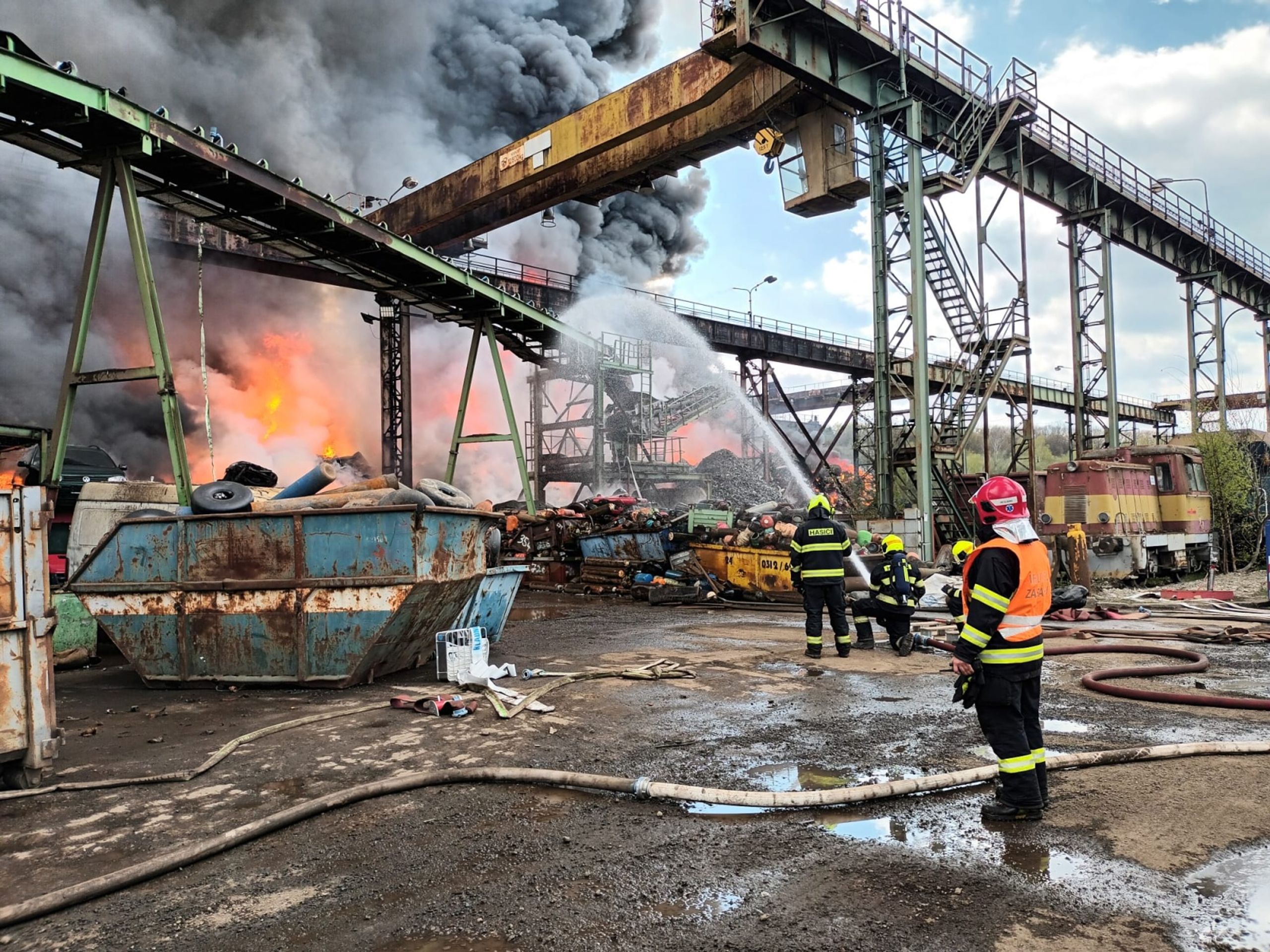 Požár kovošrotu v Kladně, 27. dubna 2023 (12) - Kladno - požár (12/19)