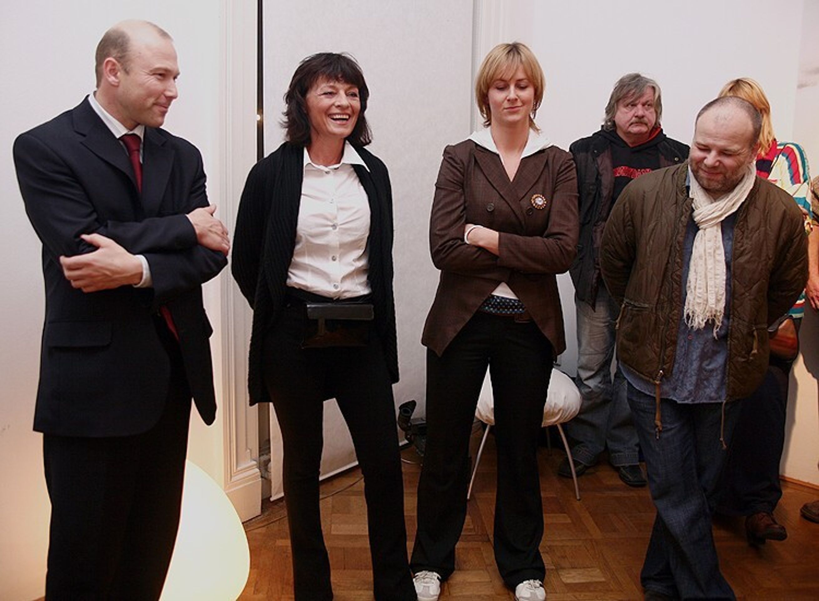 Zleva: Jan Bondy - ředitel Českých center, Liběna Rochová a Hana Zárubová - módní návrhářky, Jiří Turek - fotograf - Česká móda, které tleská celý svět (5/6)