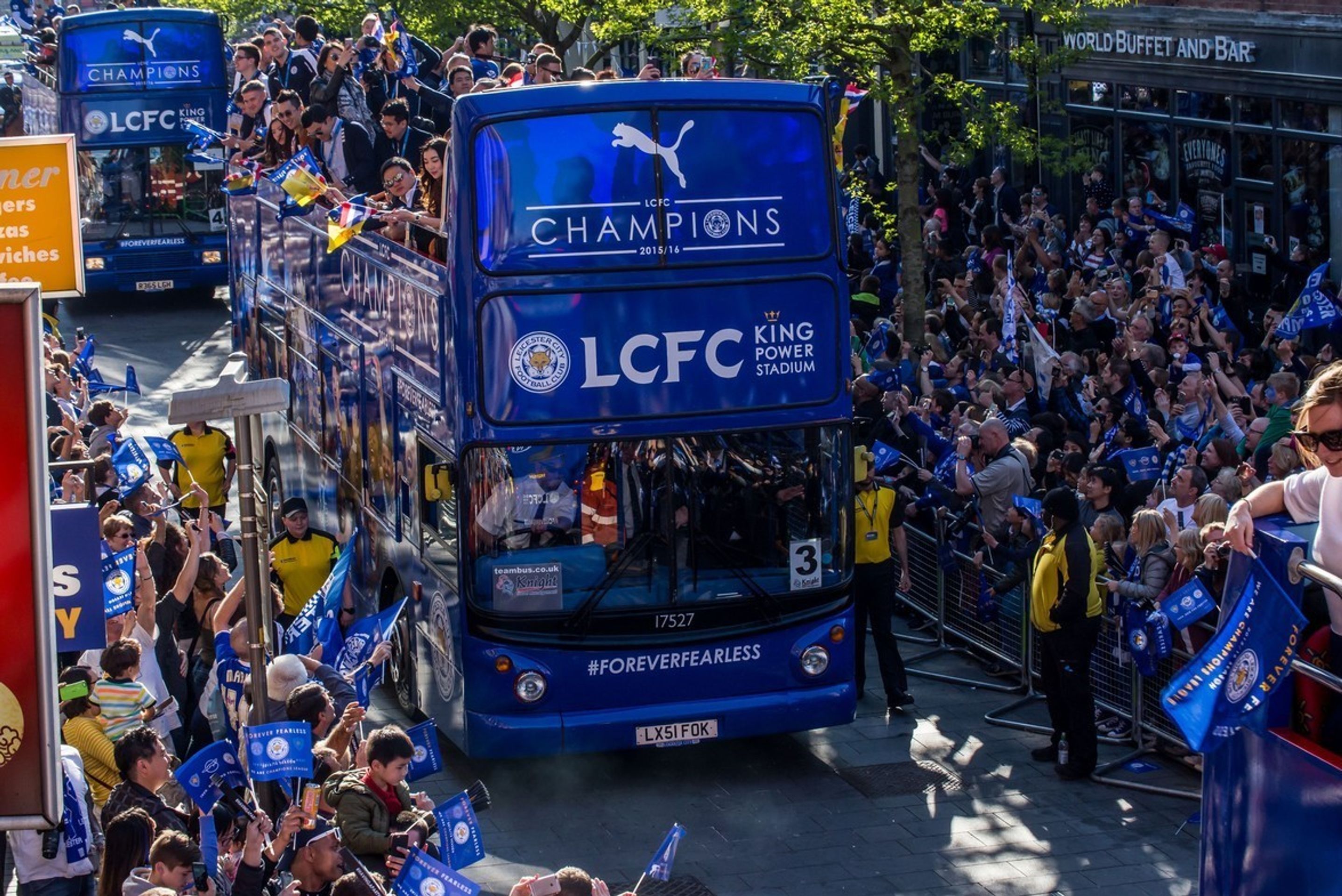 V Leicesteru slavili senzační titul v Premier League - 5 - GALERIE: V Leicesteru slavili senzační titul v Premier League (8/12)