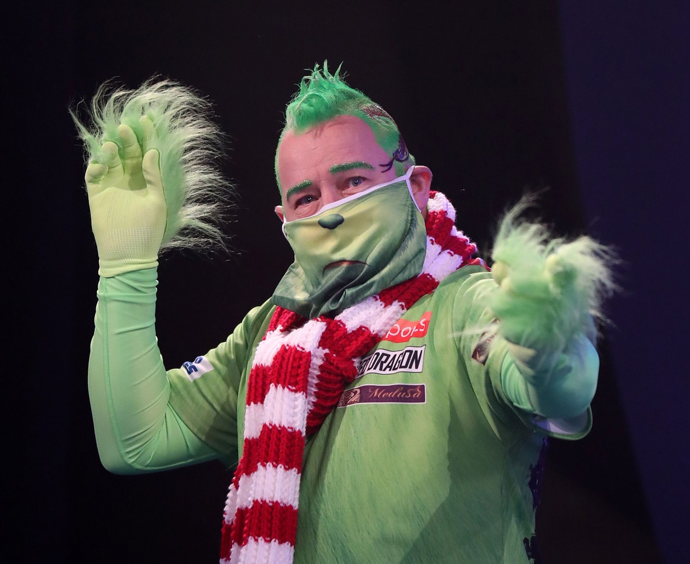 Peter Wright v kostýmu grinche - GALERIE: Wright se oblékl za grinche a zpestřil letošní šipkařské MS (6/9)