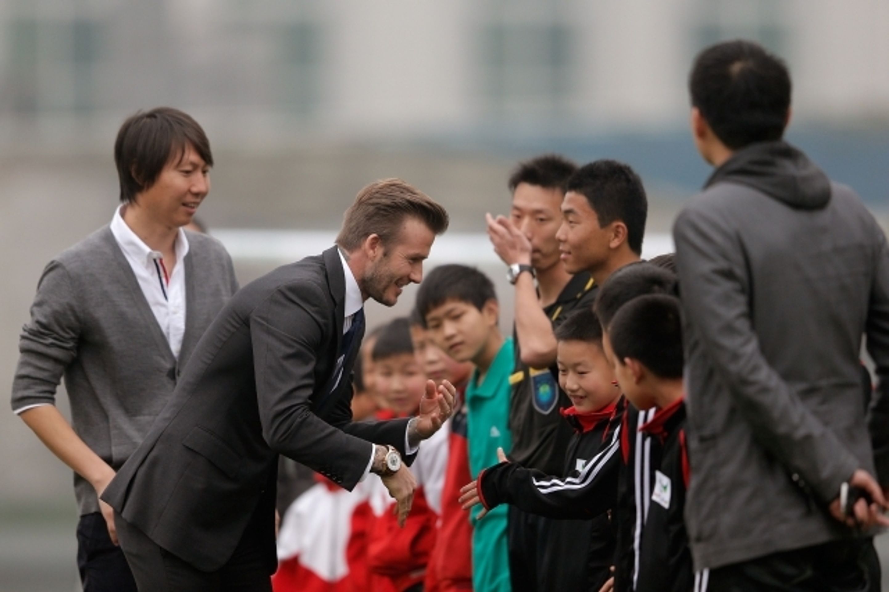 David Beckham upadl v Číně na hřišti - 11 - GALERIE: Pád Davida Beckhama v Číně (3/13)