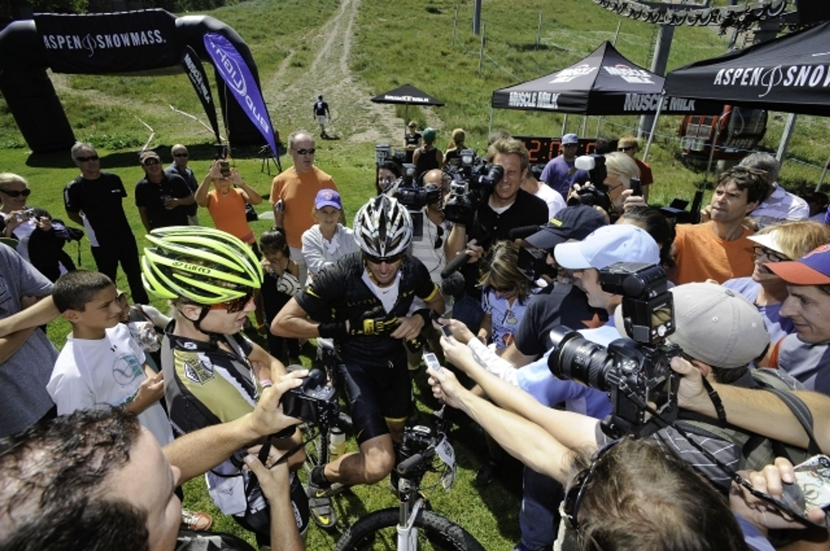 Lance Armstrong - 2 - GALERIE: Lance Armstrong už zase jezdí na kole (4/10)