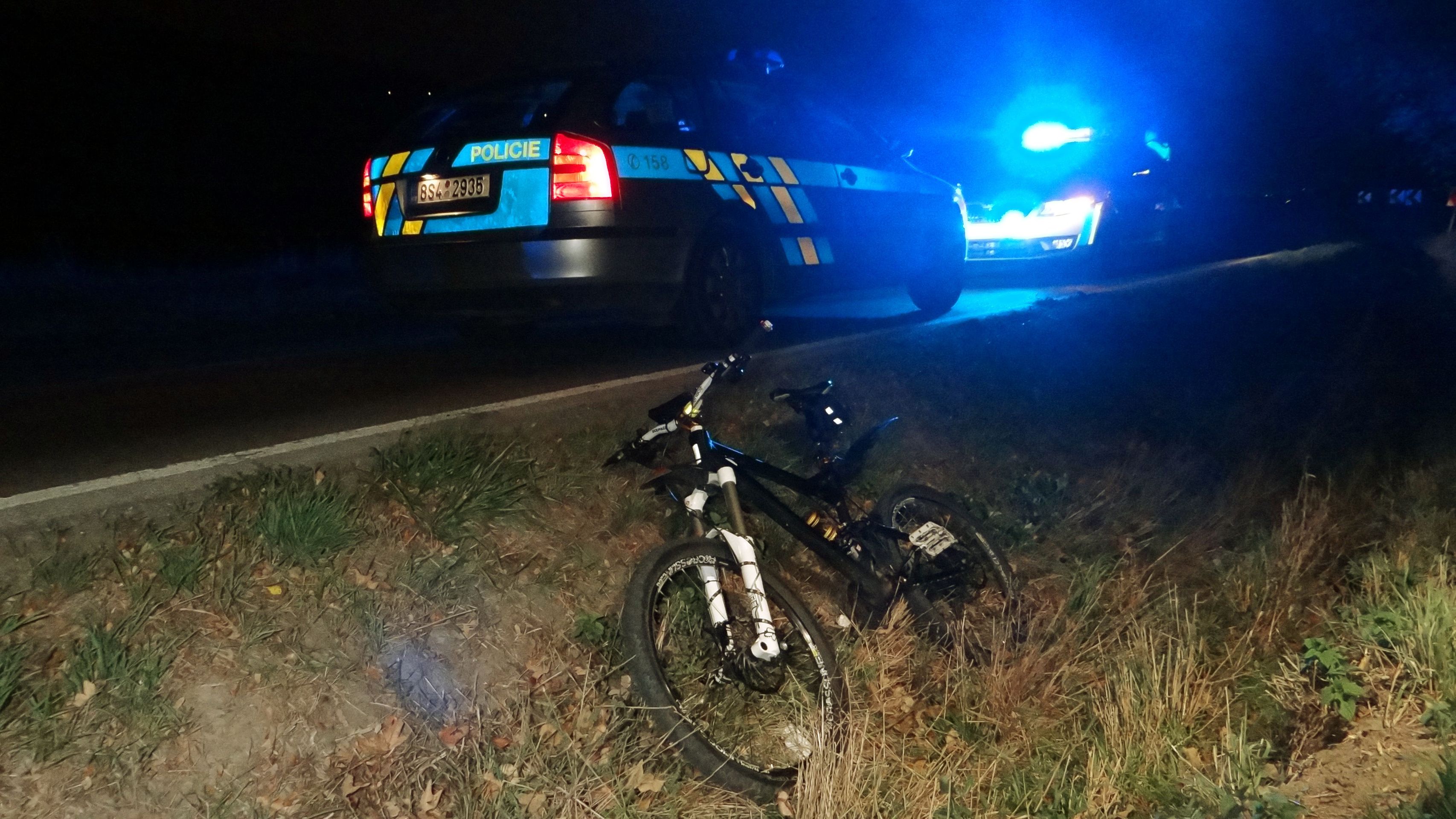 Motorkář ke své smůle po kolizi s cyklistou narazil do stromu - GALERIE: Nehoda motorkáře s cyklistou u Prahy (4/6)