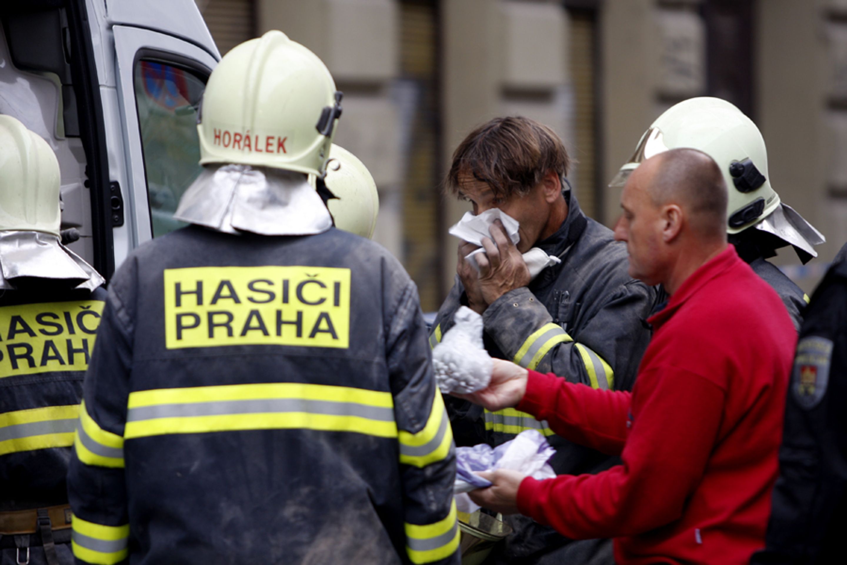 Záchrana čtveřice dělníků ze zříceného domu v Praze-2 - FOTOGALERIE: Záchrana čtveřice dělníků ze zříceného domu (2/8)